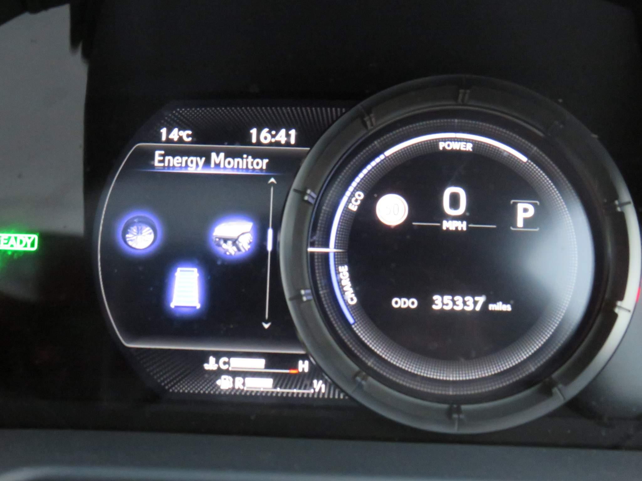 Lexus ES Self-Charging Hybrid Image 30