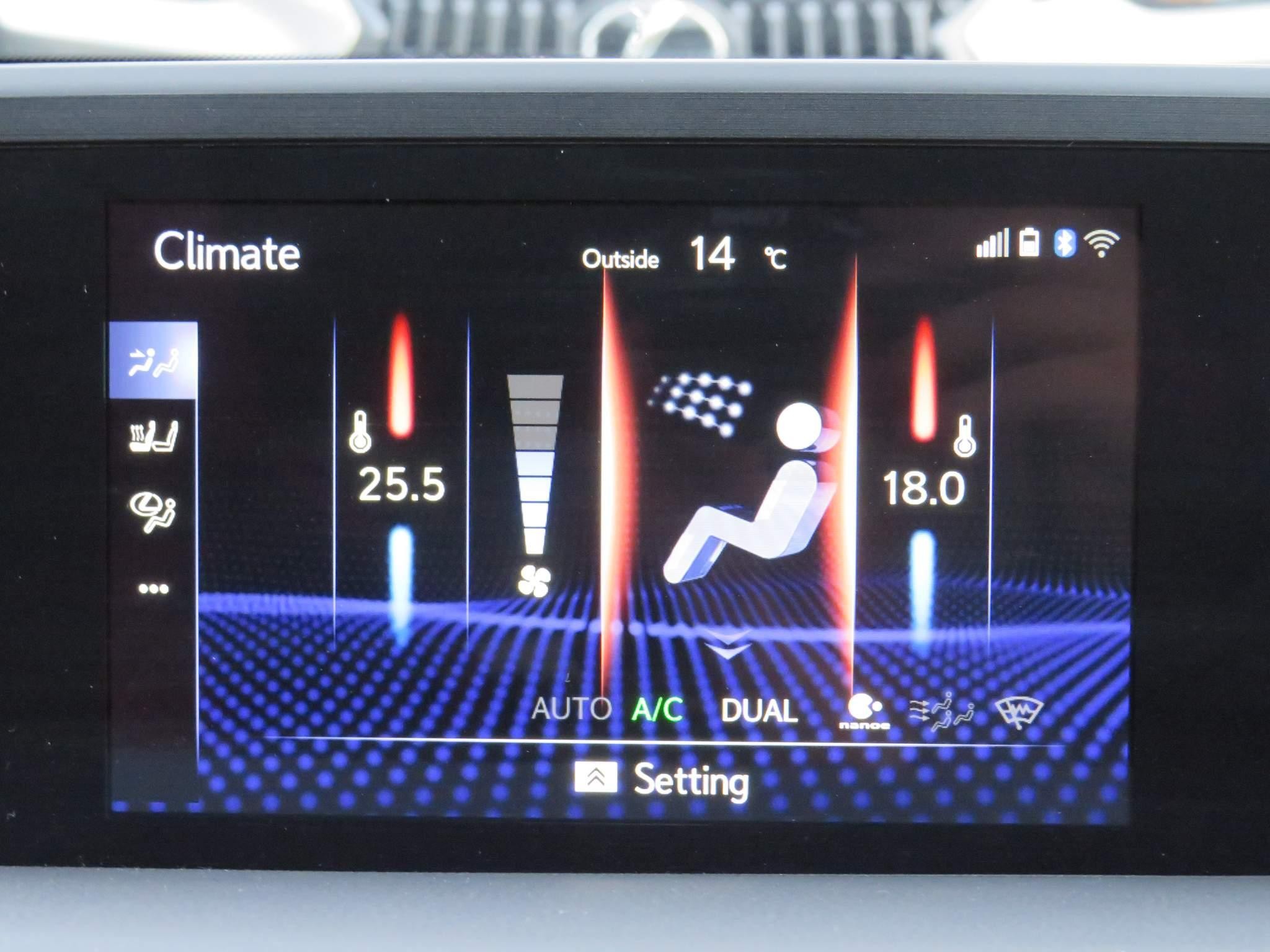 Lexus ES Self-Charging Hybrid Image 42