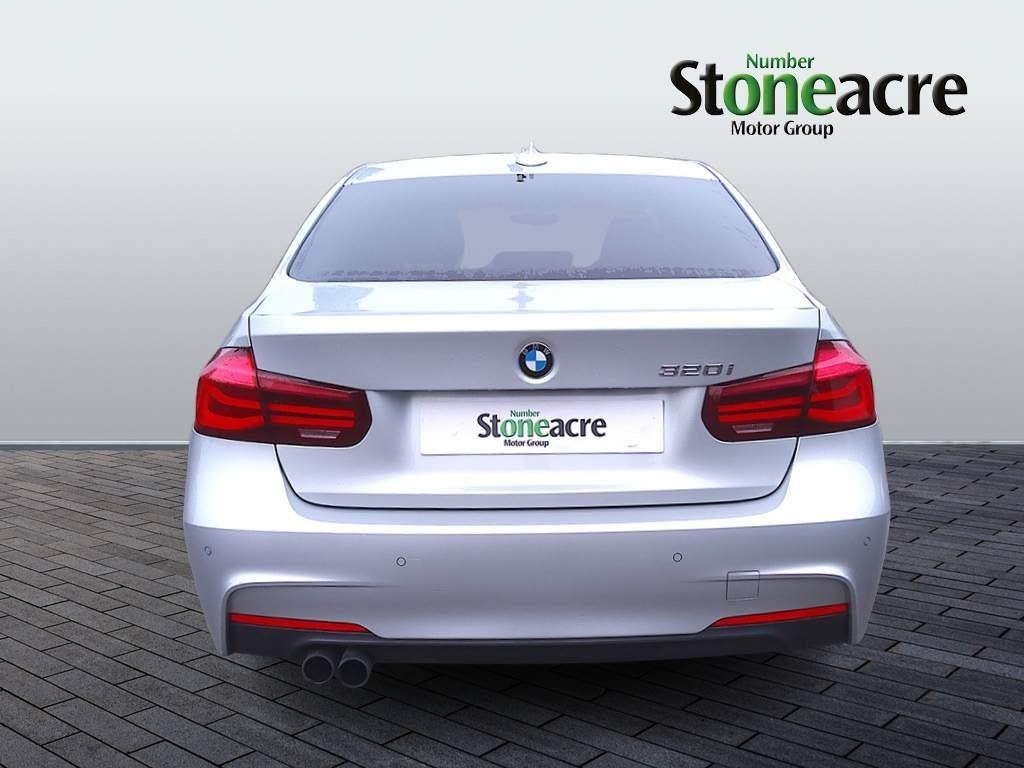 BMW 3 Series Image 4