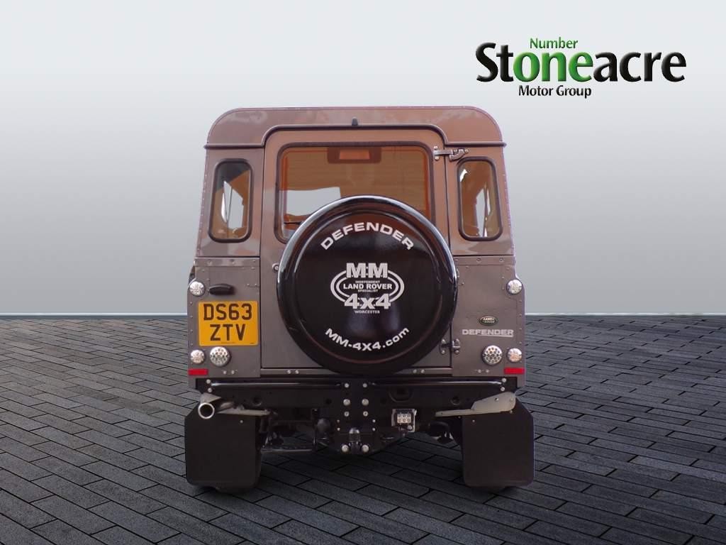 Land Rover Defender 110 Image 4