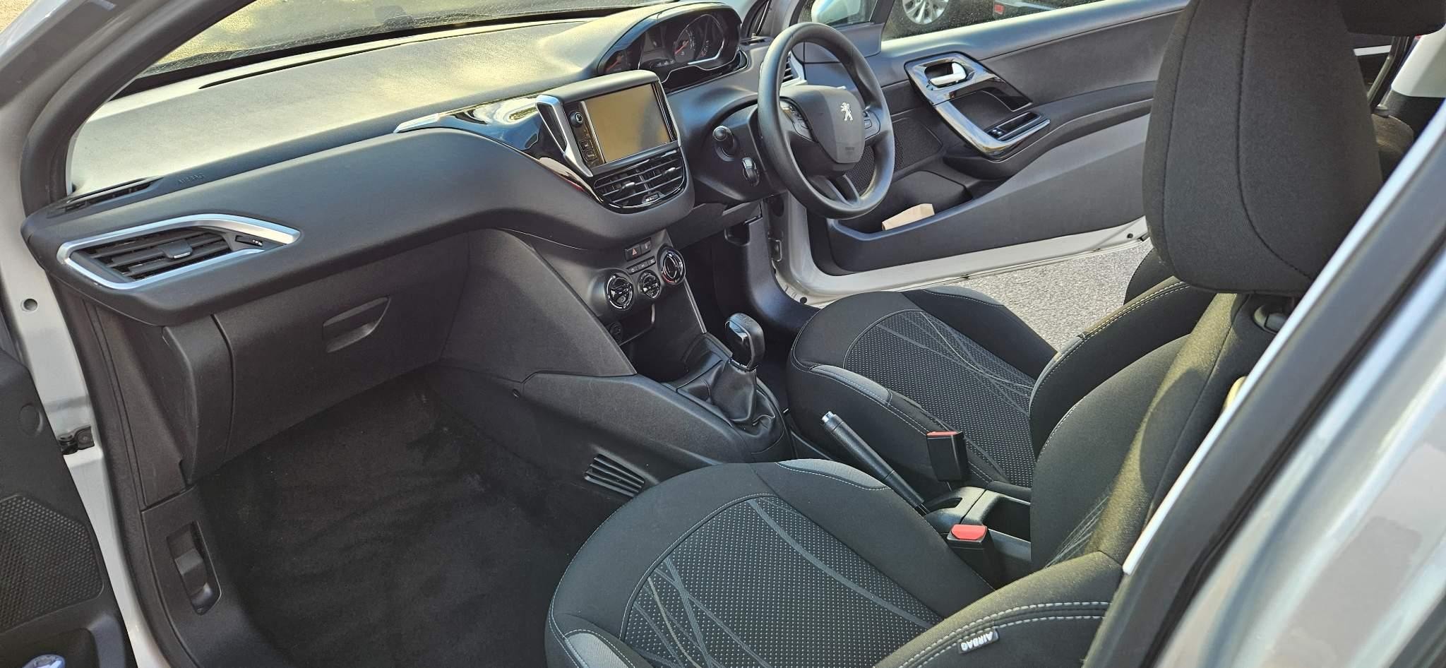 Peugeot 208 Image 13