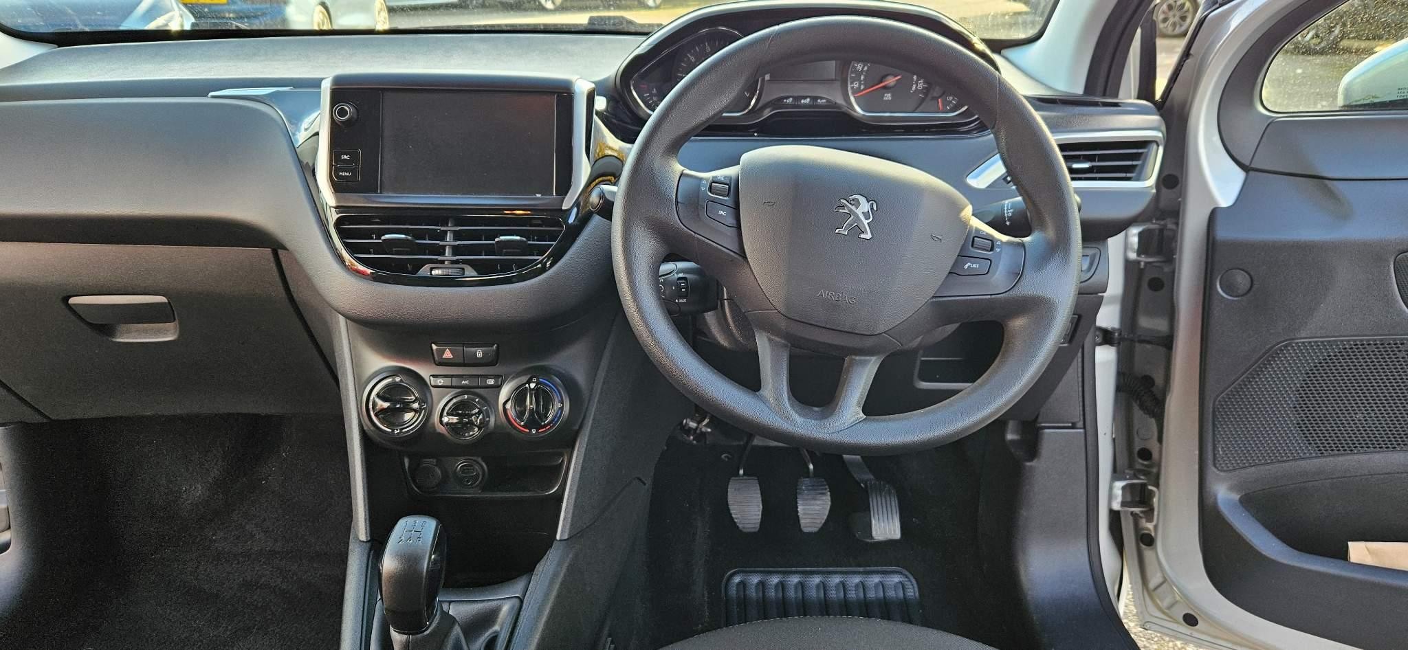 Peugeot 208 Image 16