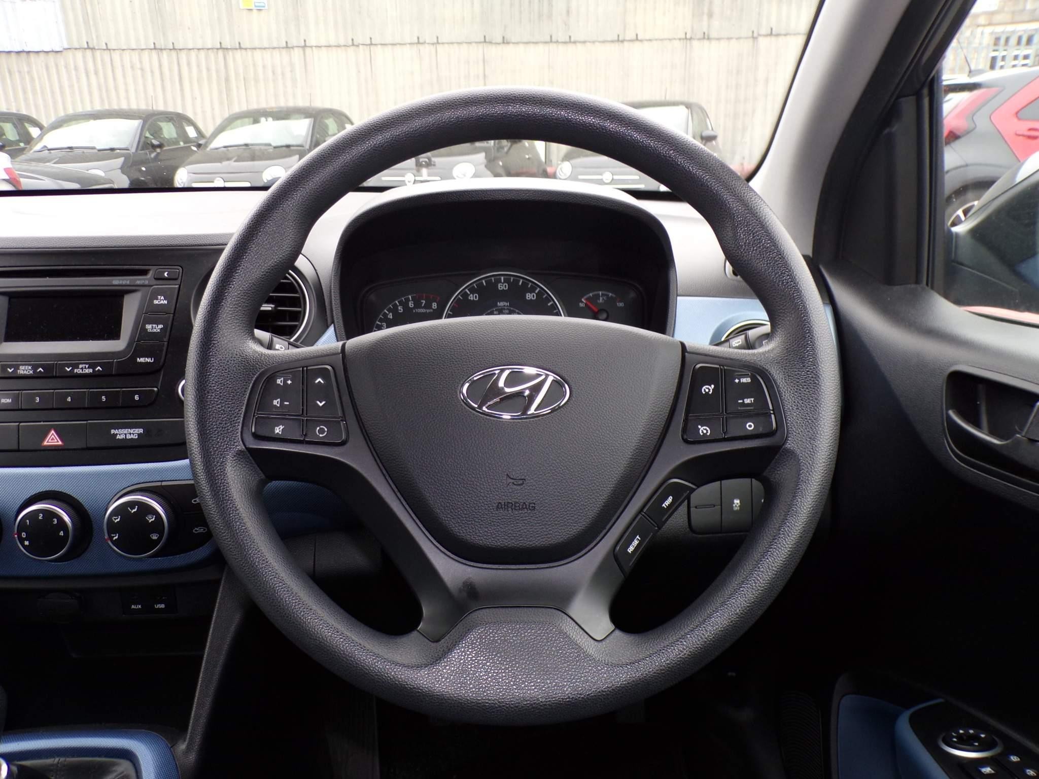 Hyundai i10 Image 12