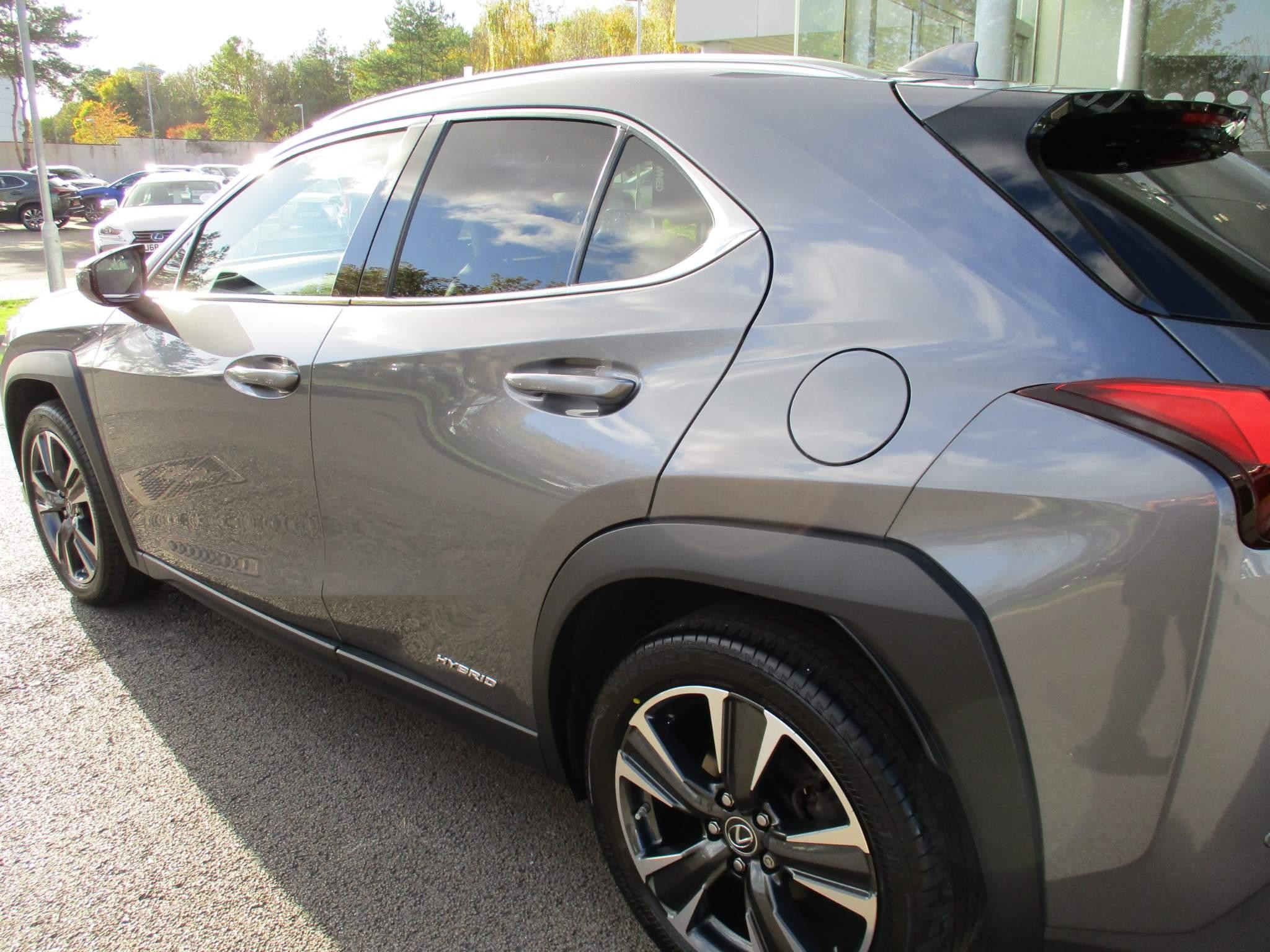 Lexus UX 250h Image 40