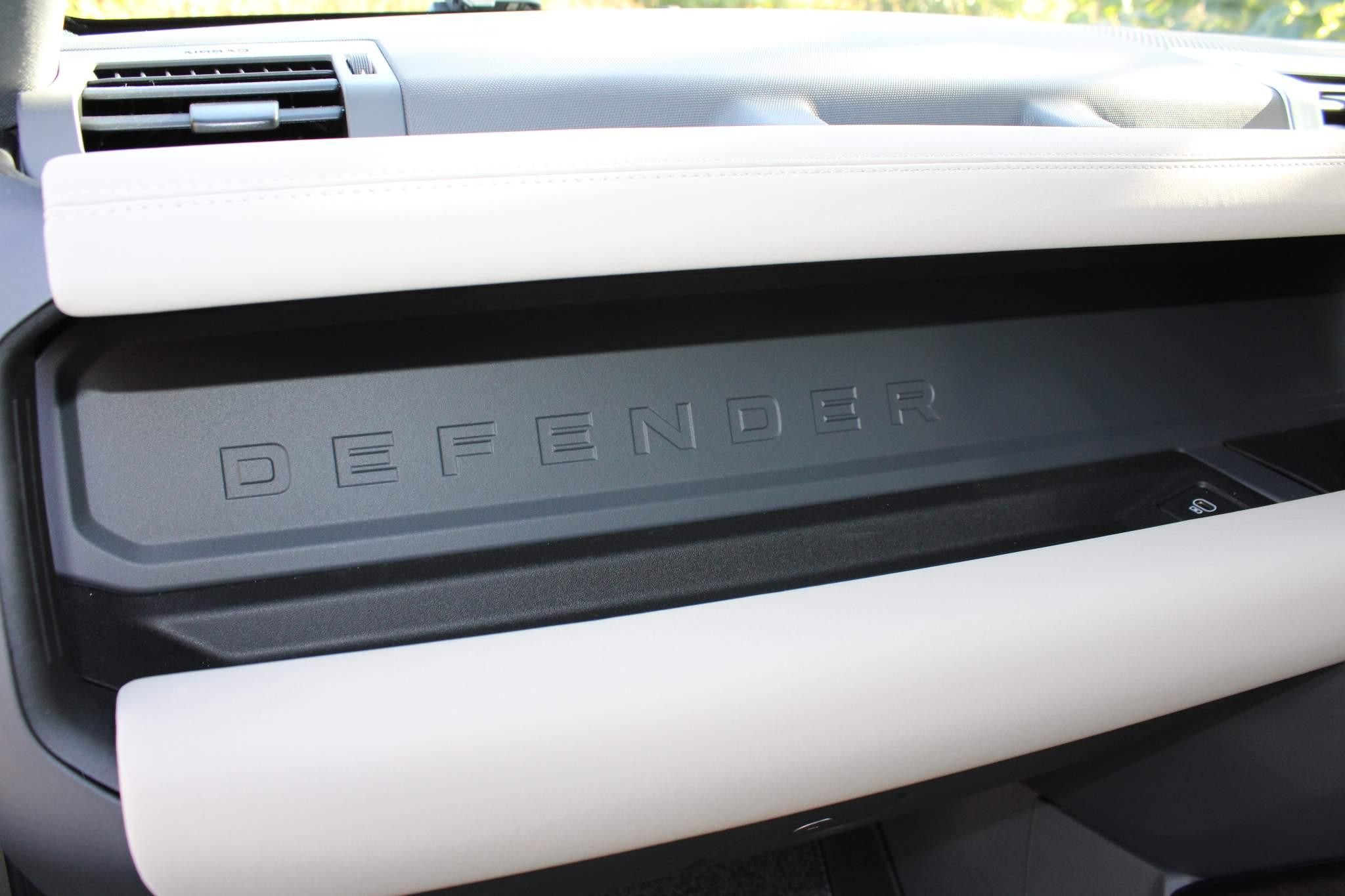 Land Rover Defender 110 Image 30