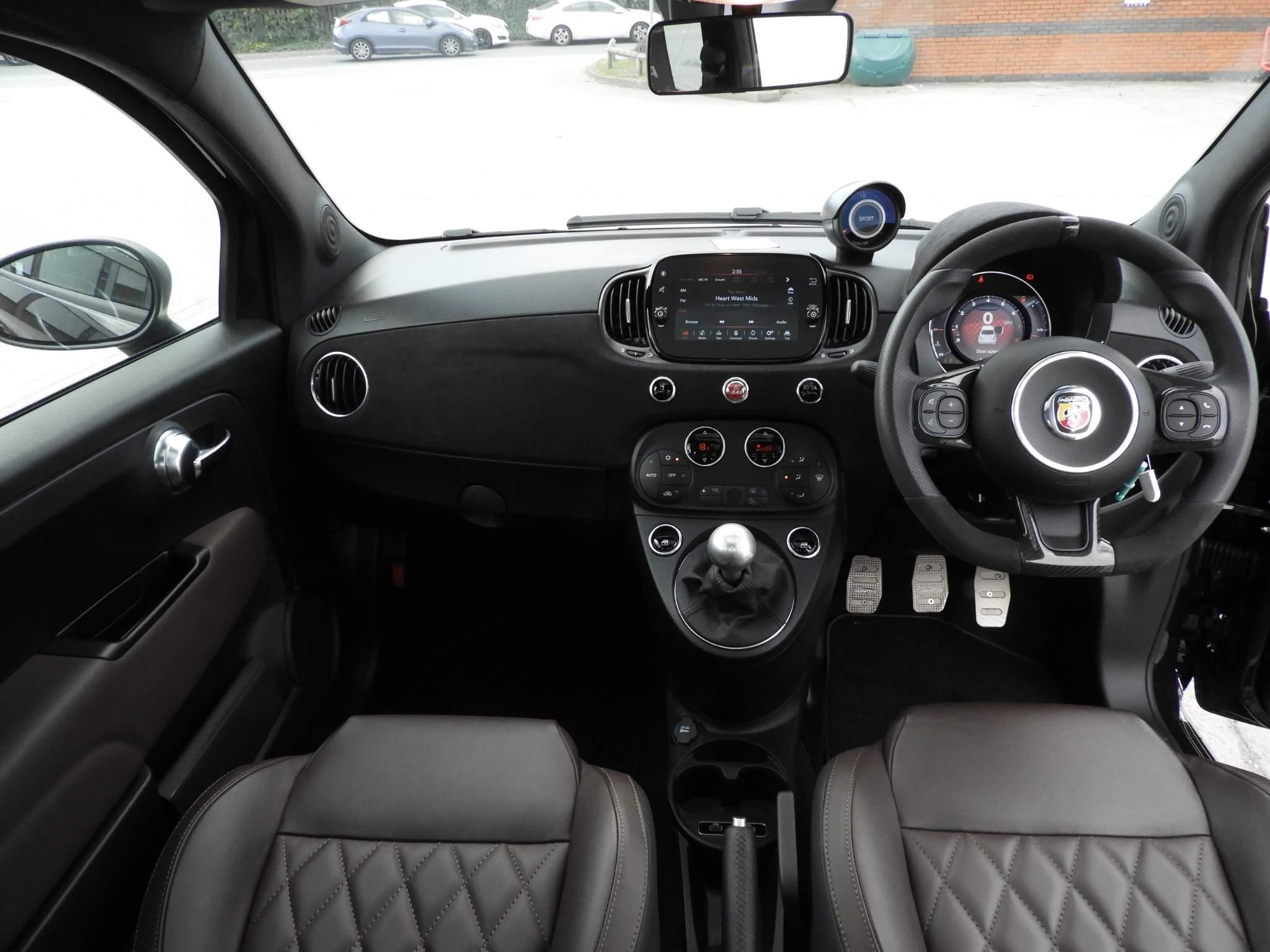 Abarth 695 Image 12