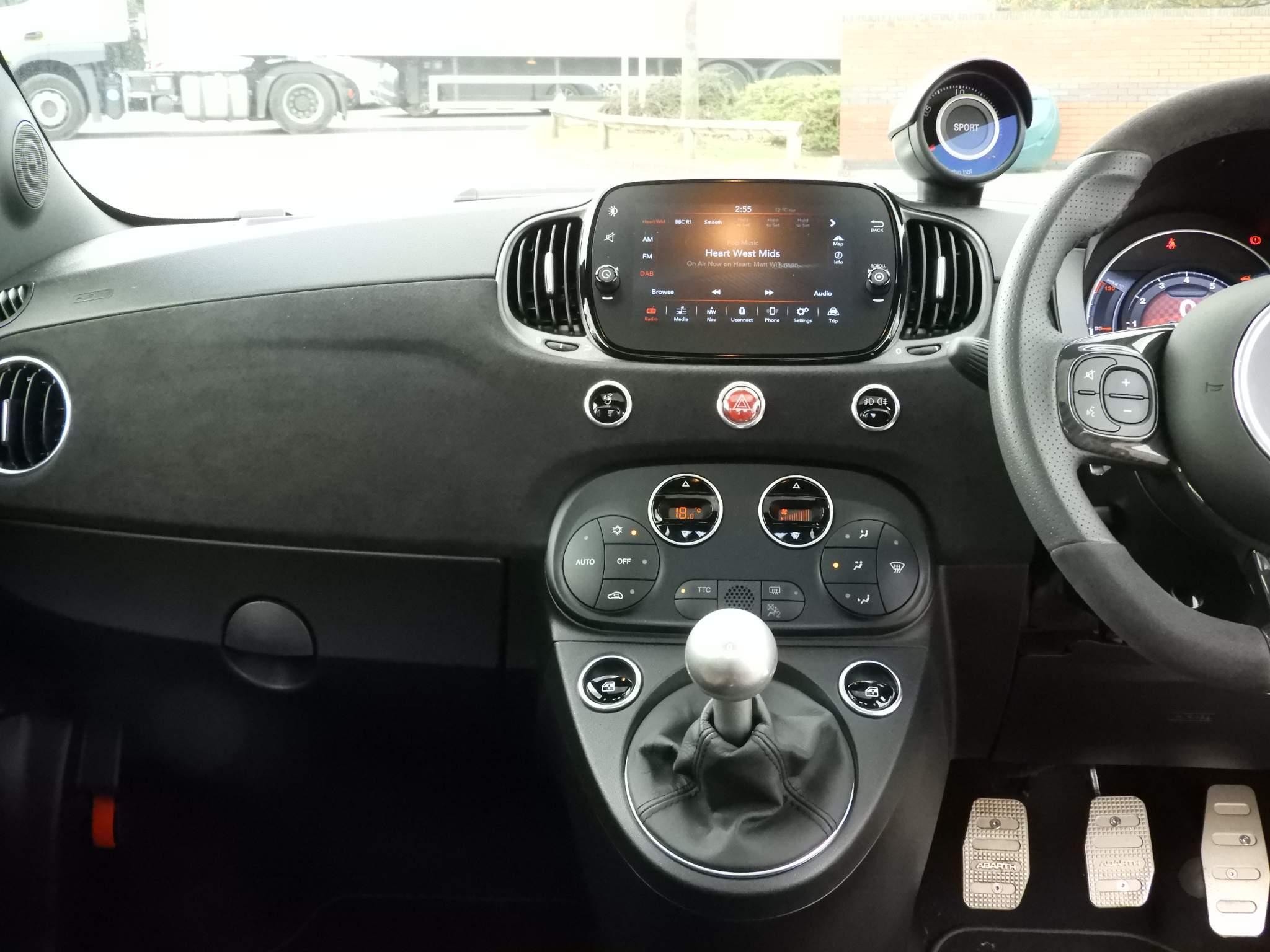 Abarth 695 Image 16