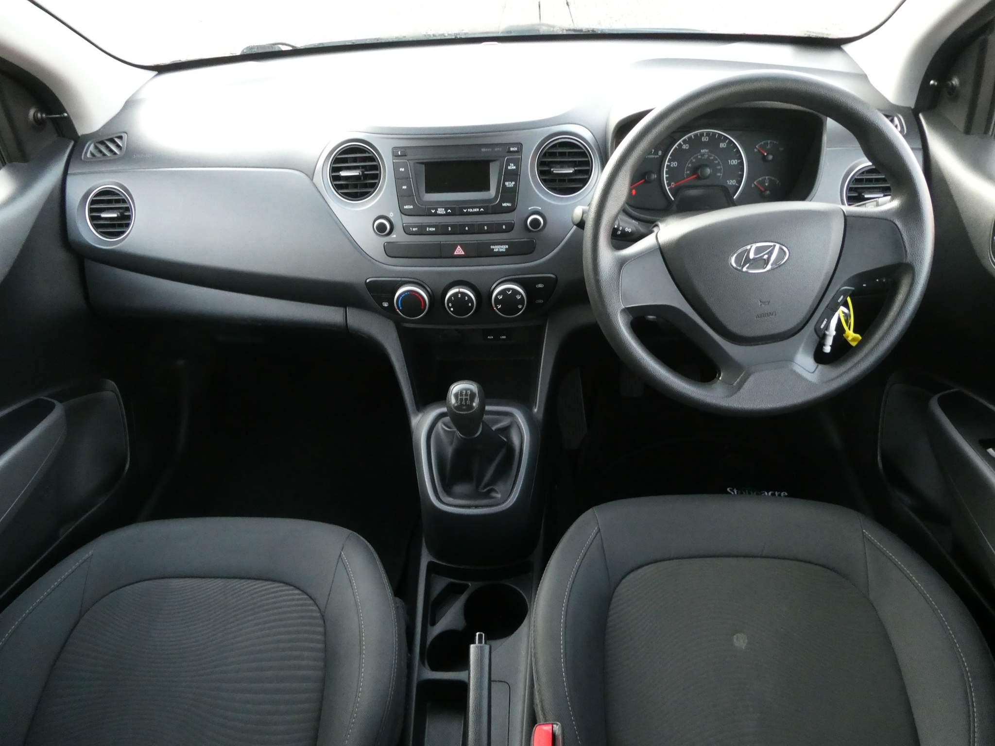 Hyundai i10 Image 12