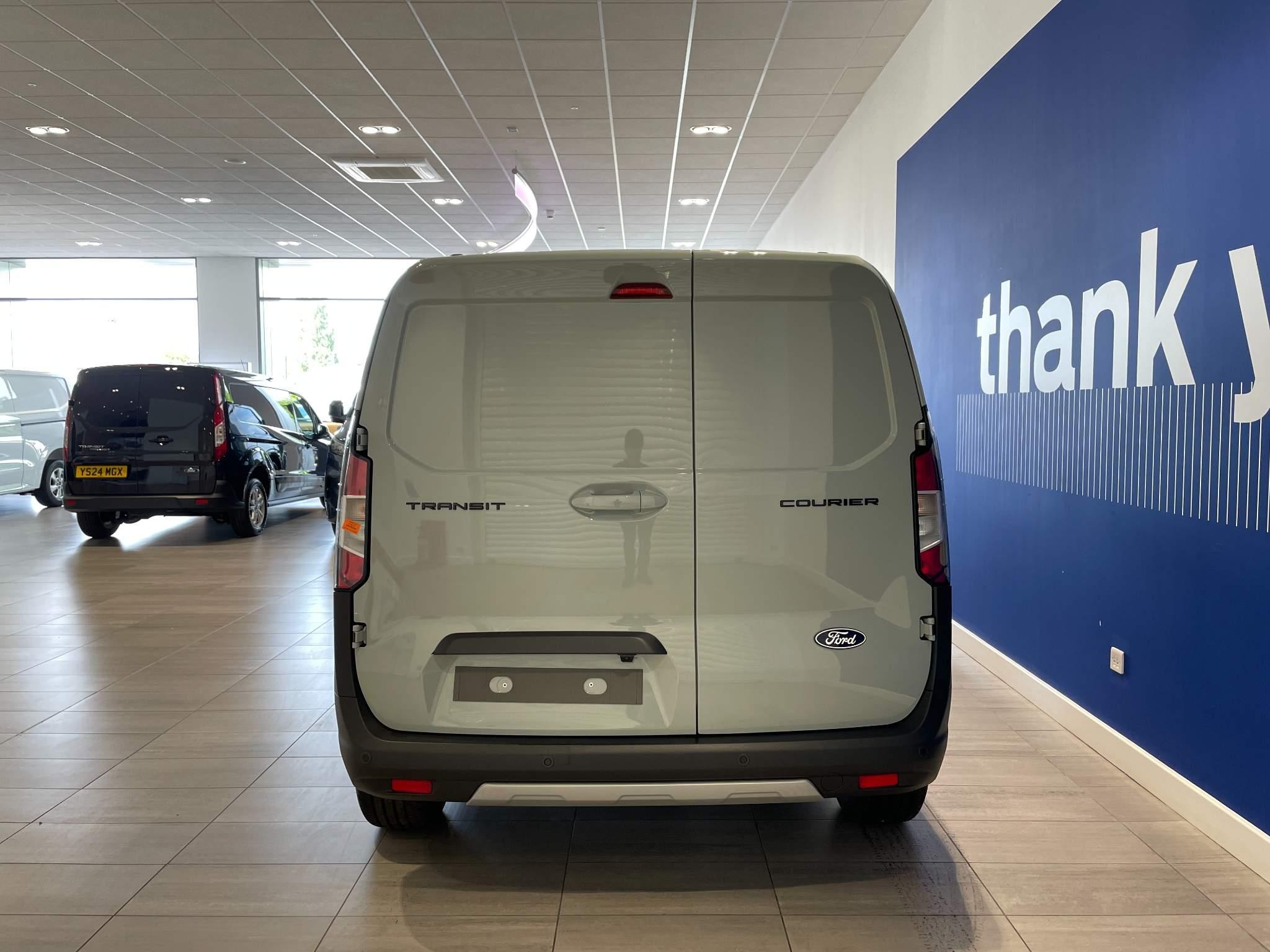 Ford Transit Courier Image 6