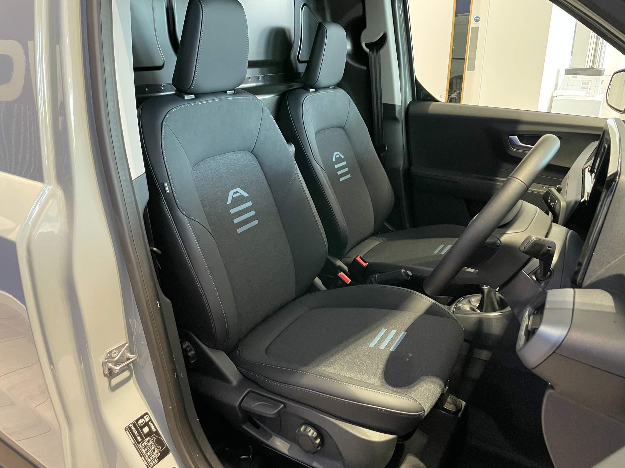 Ford Transit Courier Image 18