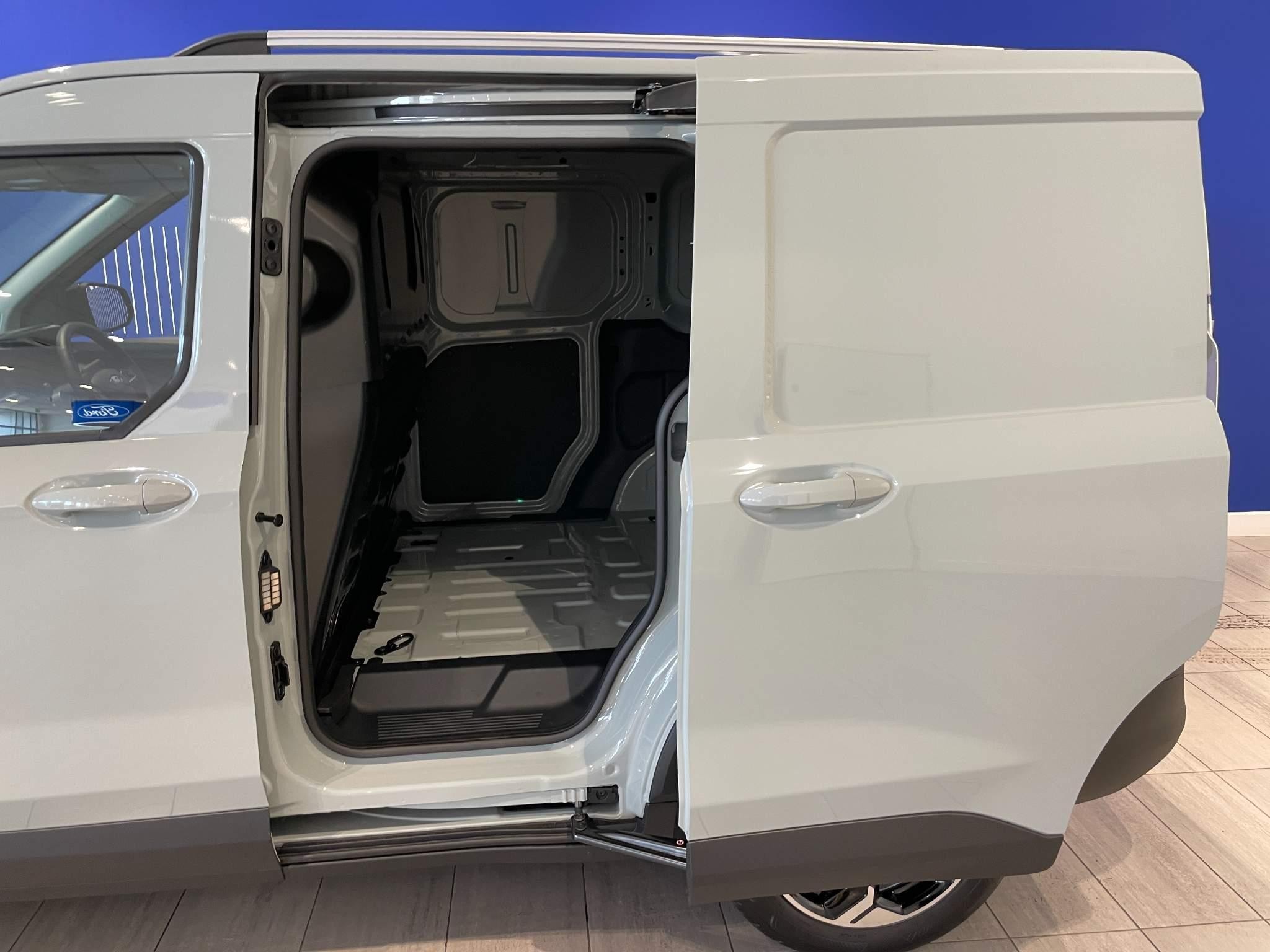 Ford Transit Courier Image 23