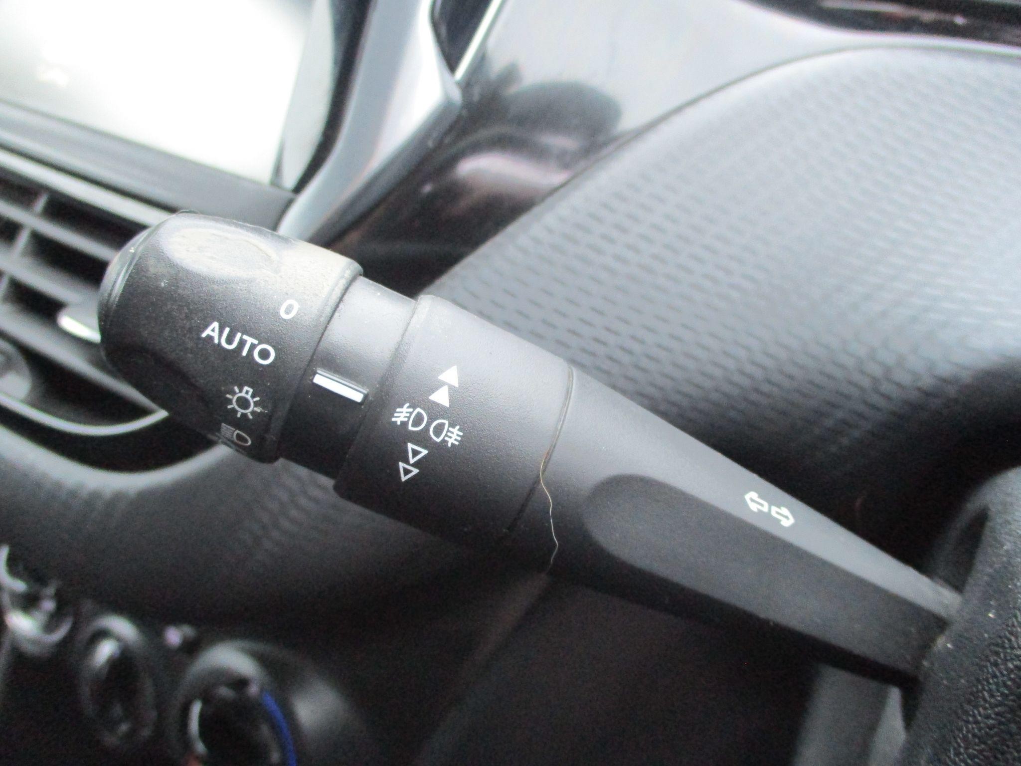 Peugeot 208 Image 12