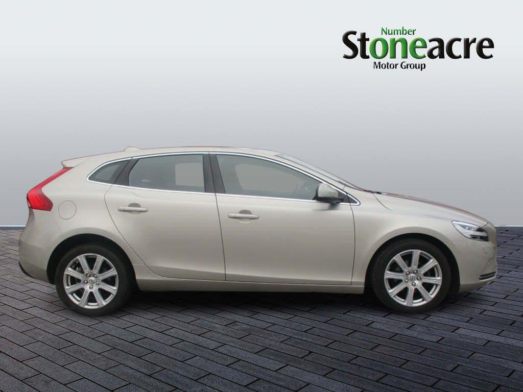 Volvo V40 Image 2