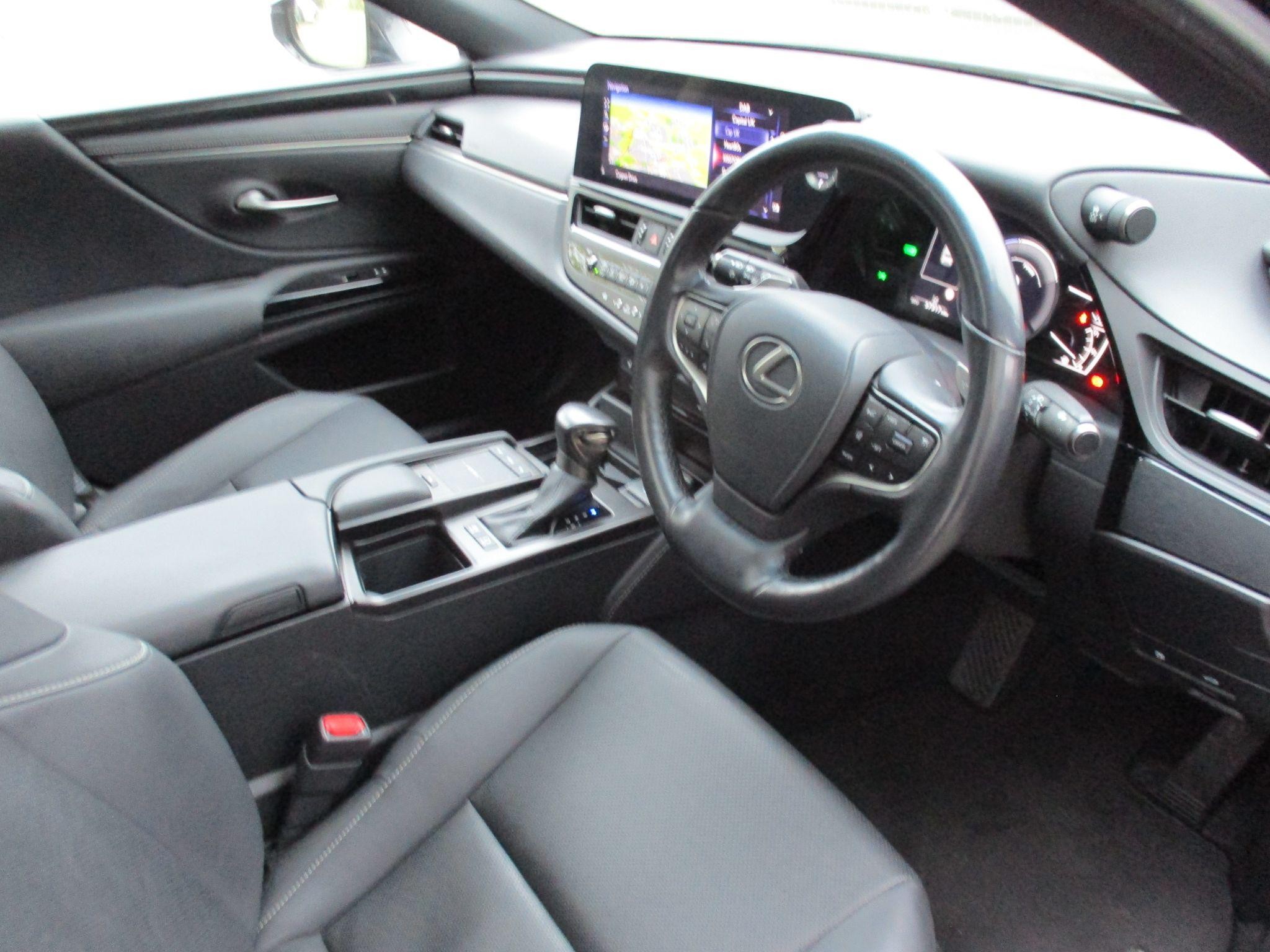 Lexus ES Image 13