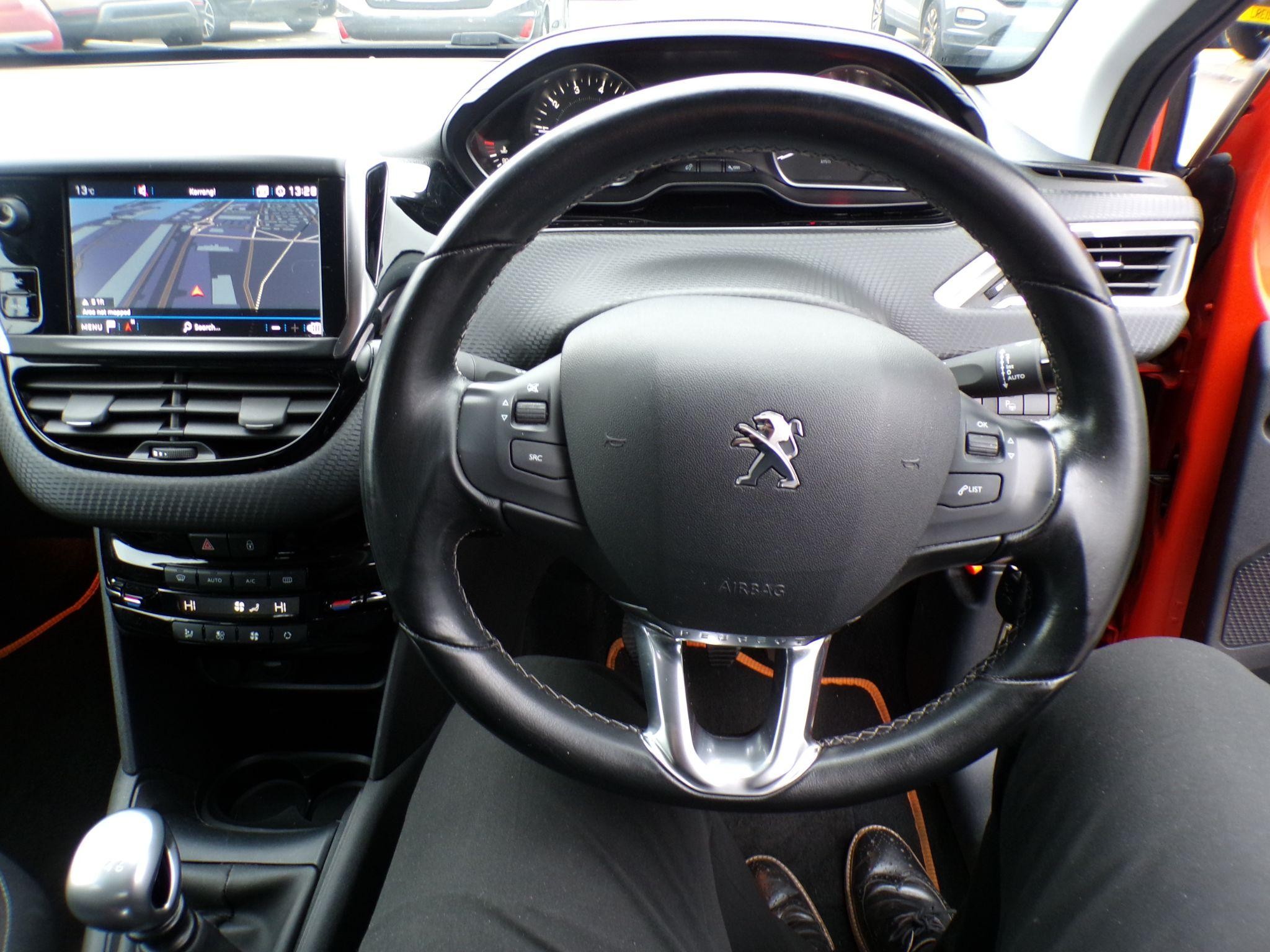 Peugeot 208 Image 12