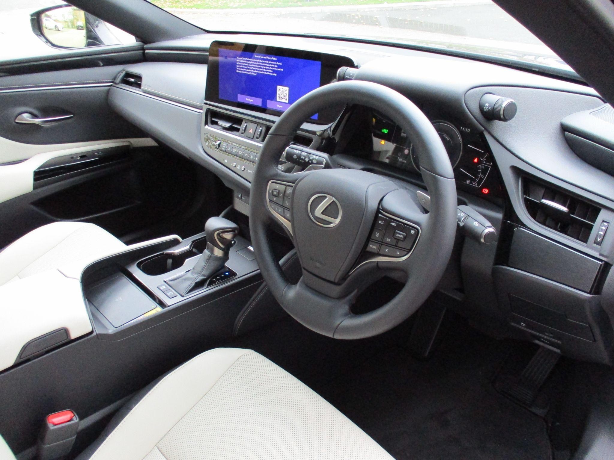 Lexus ES Image 13