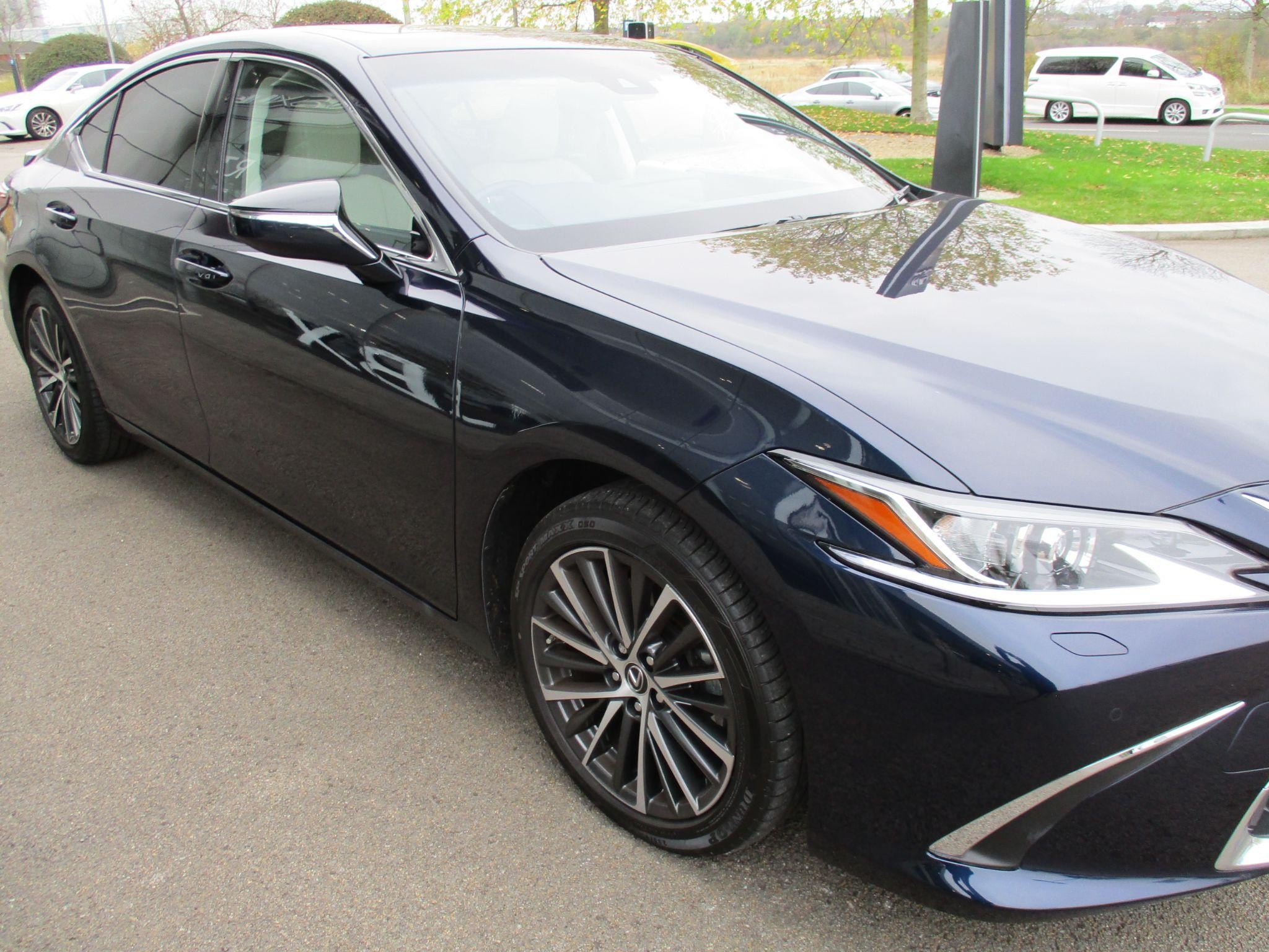 Lexus ES Image 38