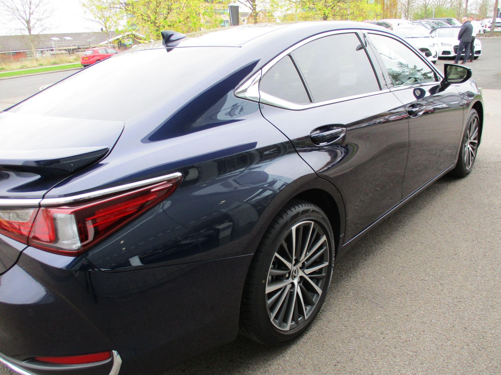 Lexus ES Image 39