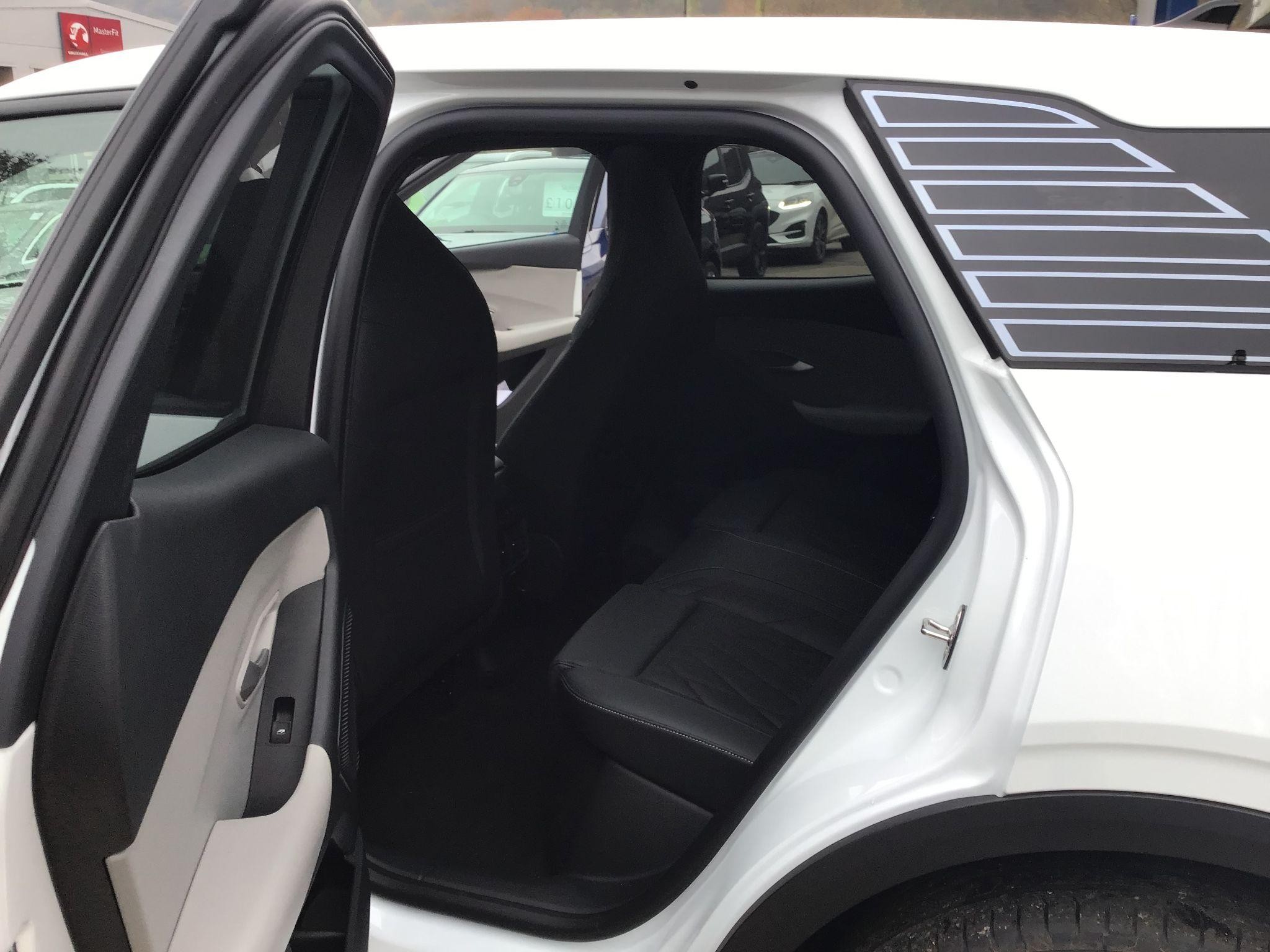 Ford Explorer Image 18