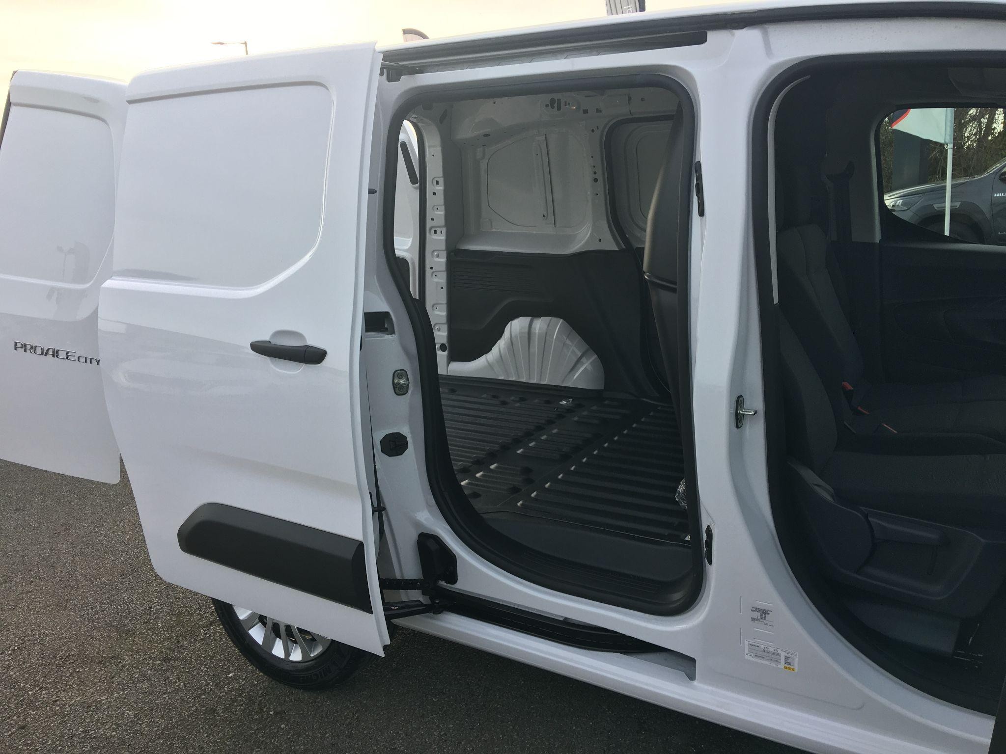 Toyota Proace City Image 32