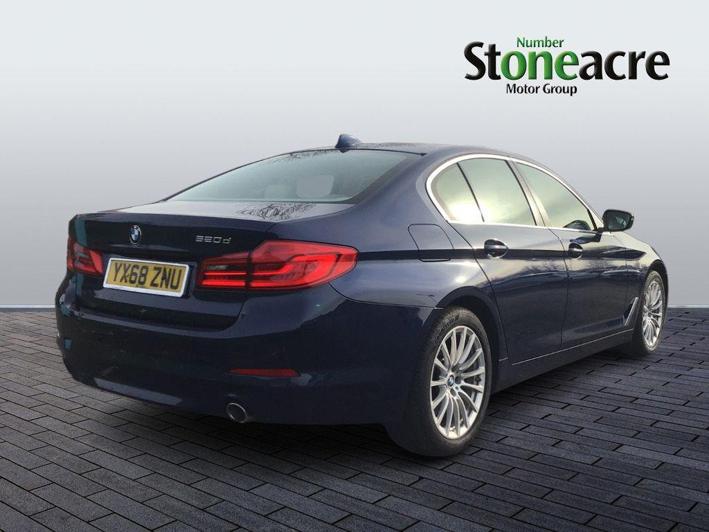 BMW 5 Series Image 8