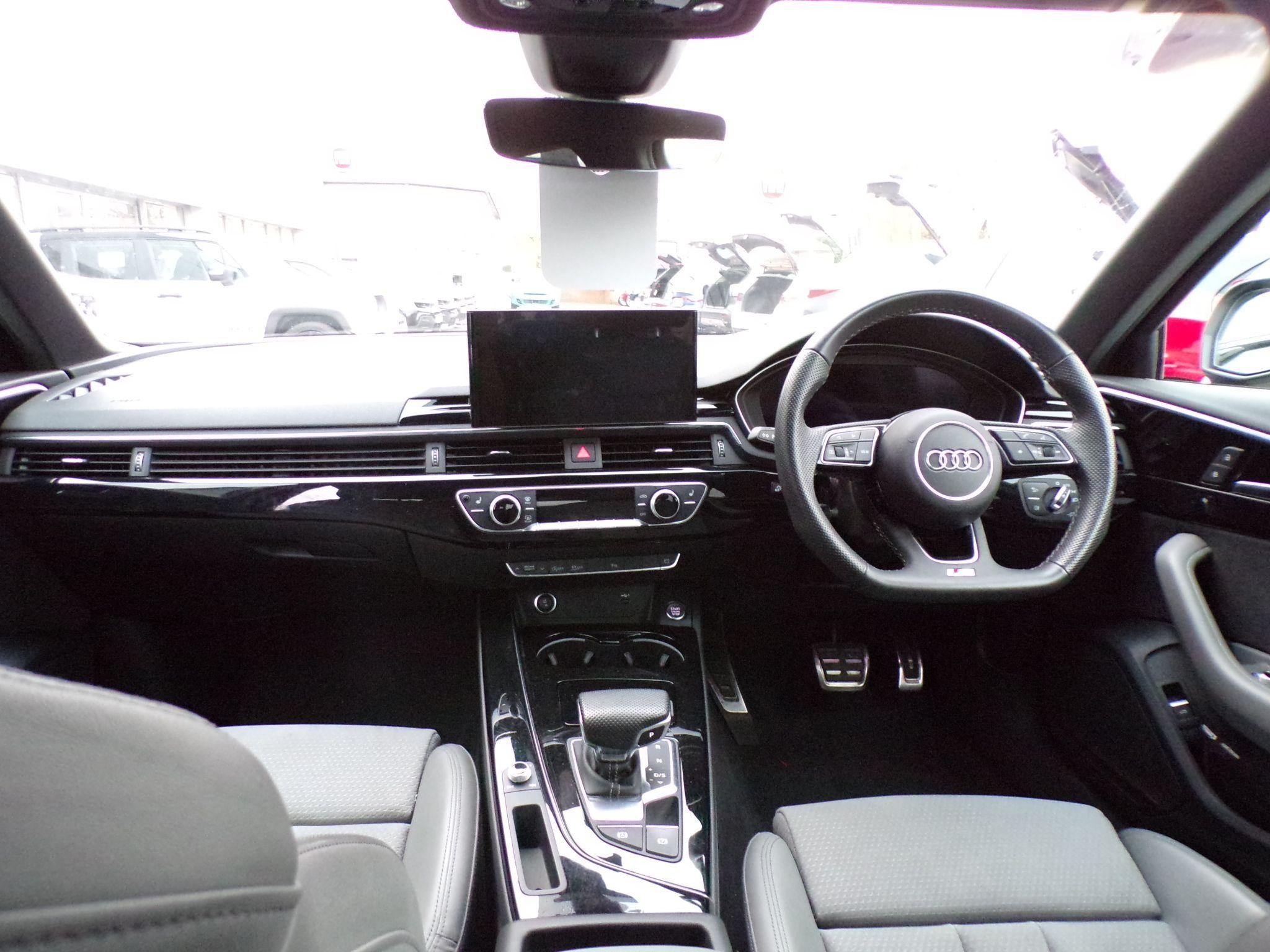 Audi A4 Image 19