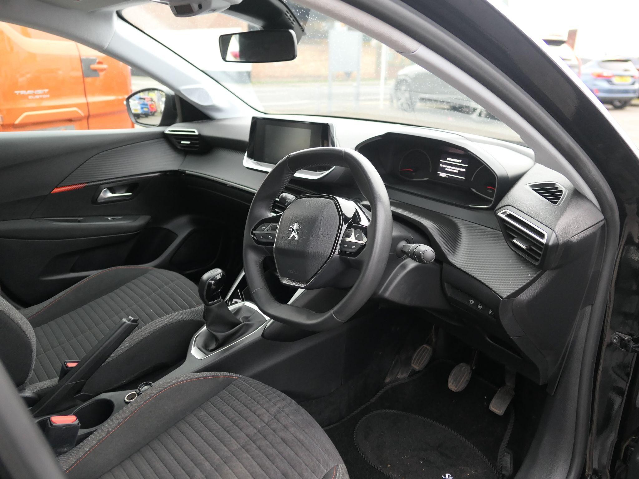 Peugeot 208 Image 9