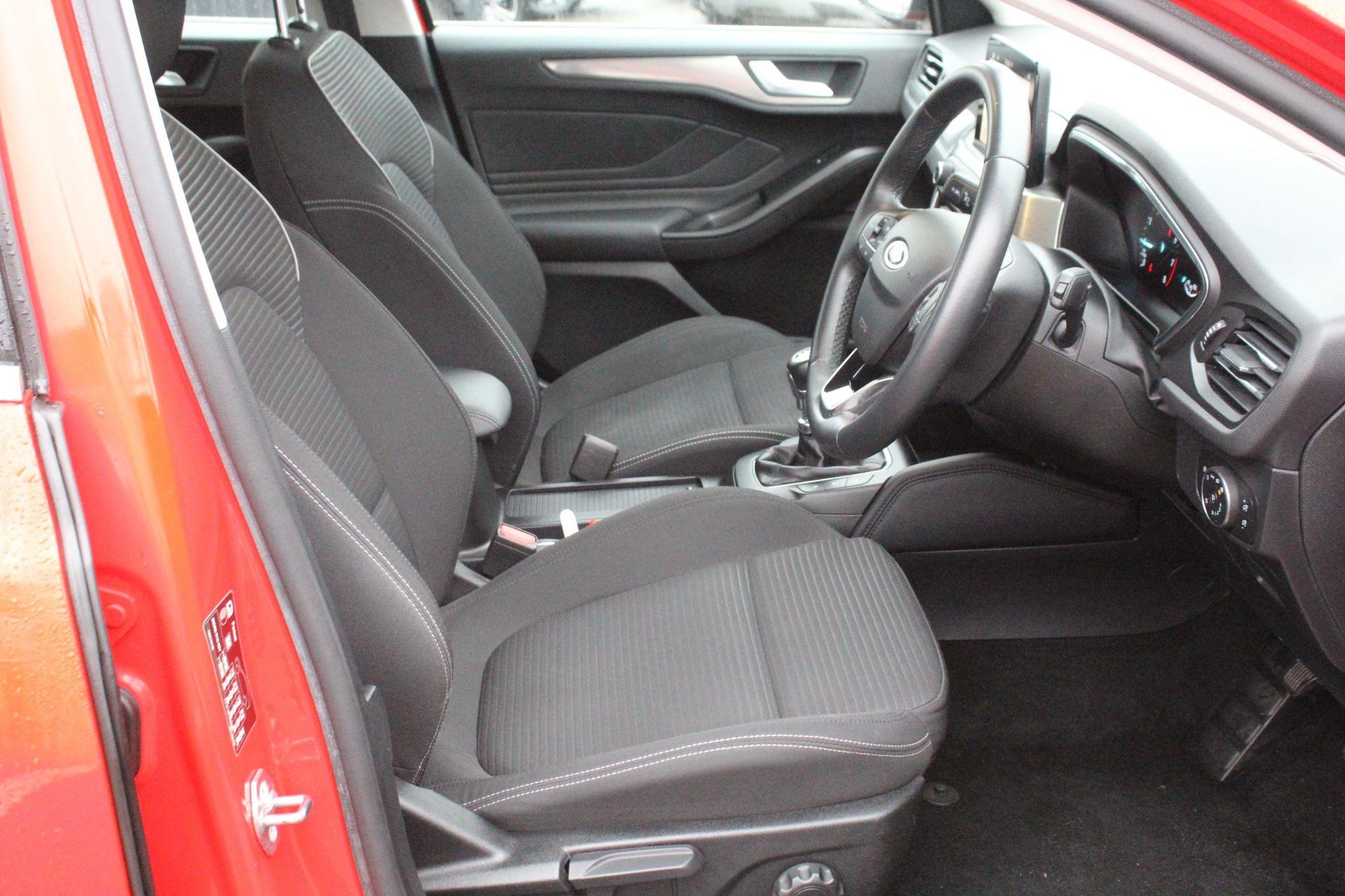 Ford Focus Image 11