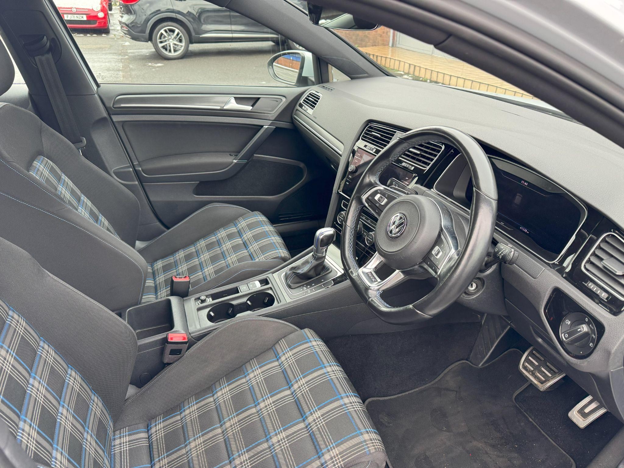 Volkswagen Golf Image 11