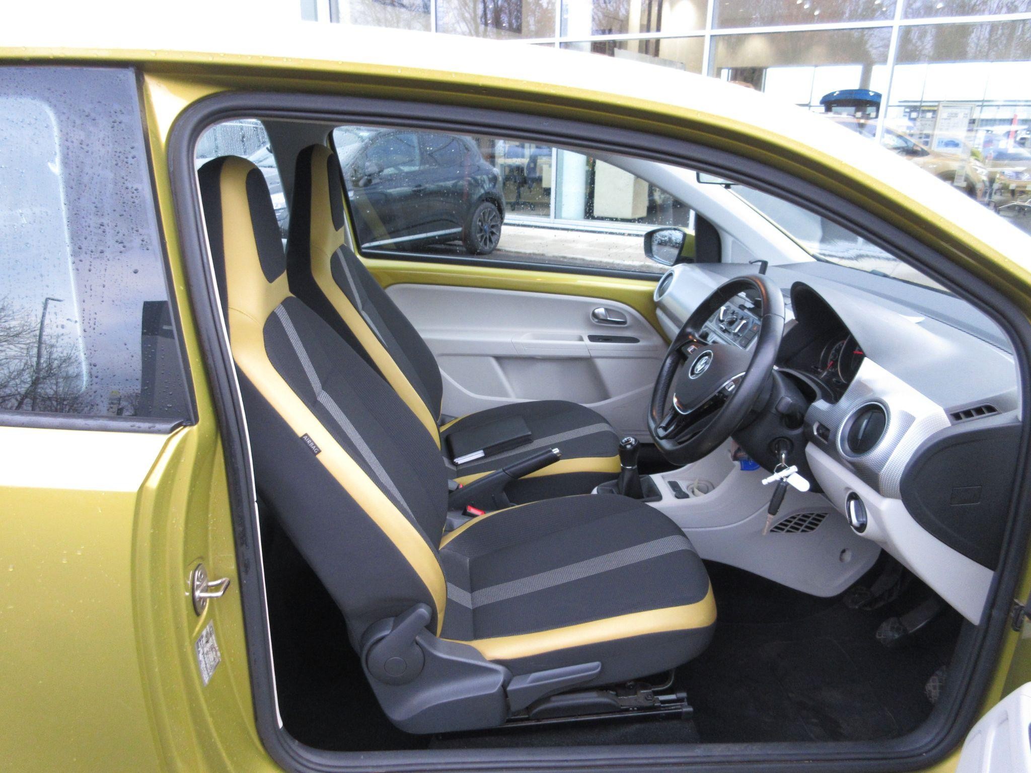 Volkswagen up! Image 11