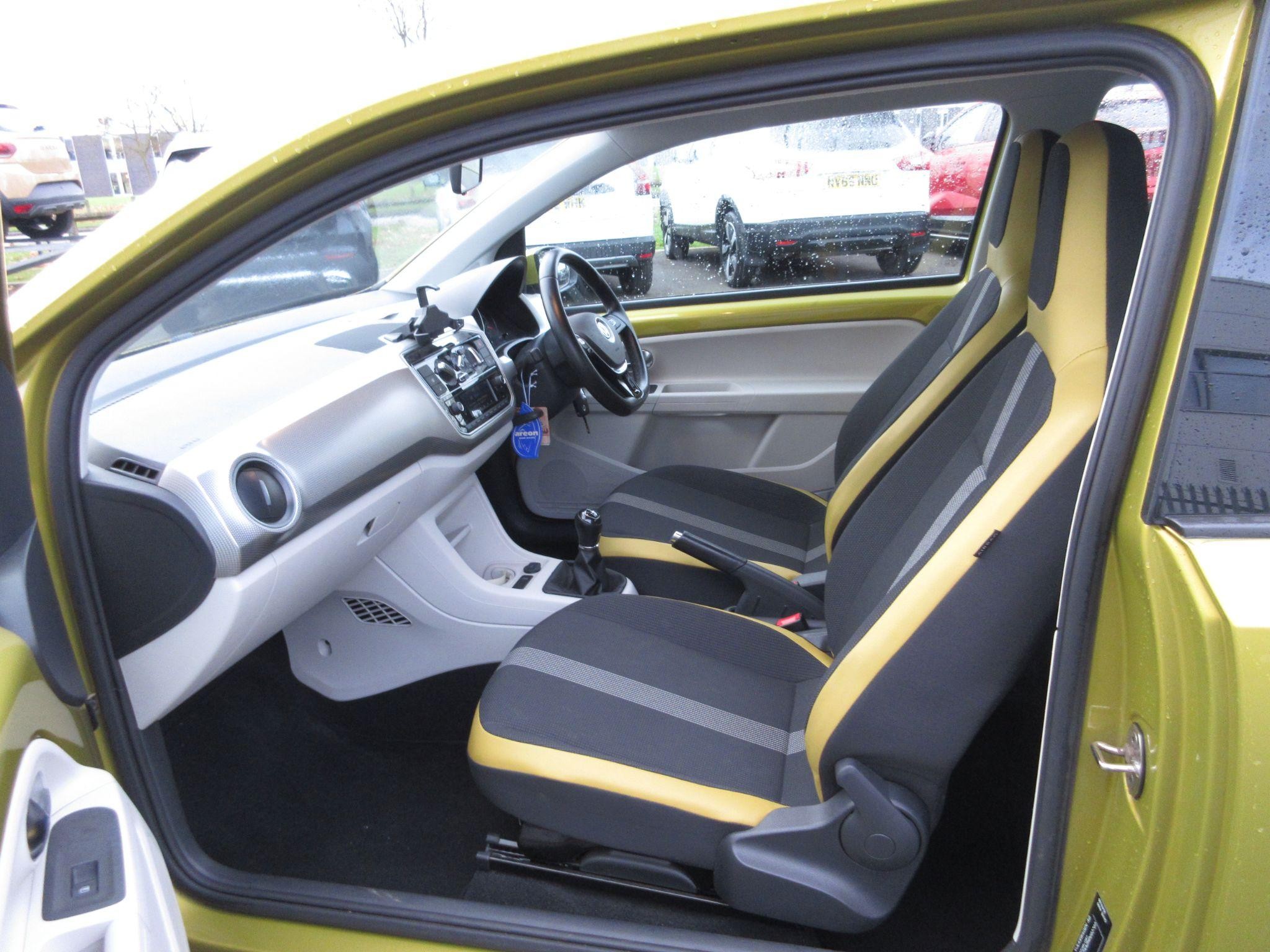 Volkswagen up! Image 12