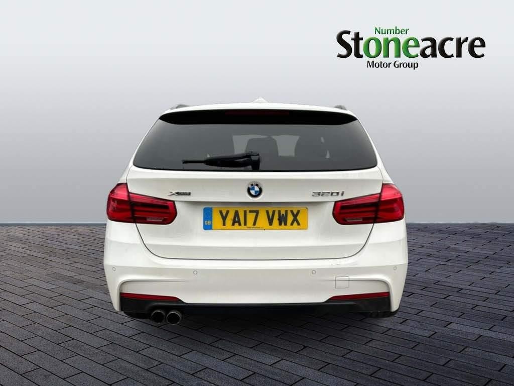 BMW 3 Series Image 4