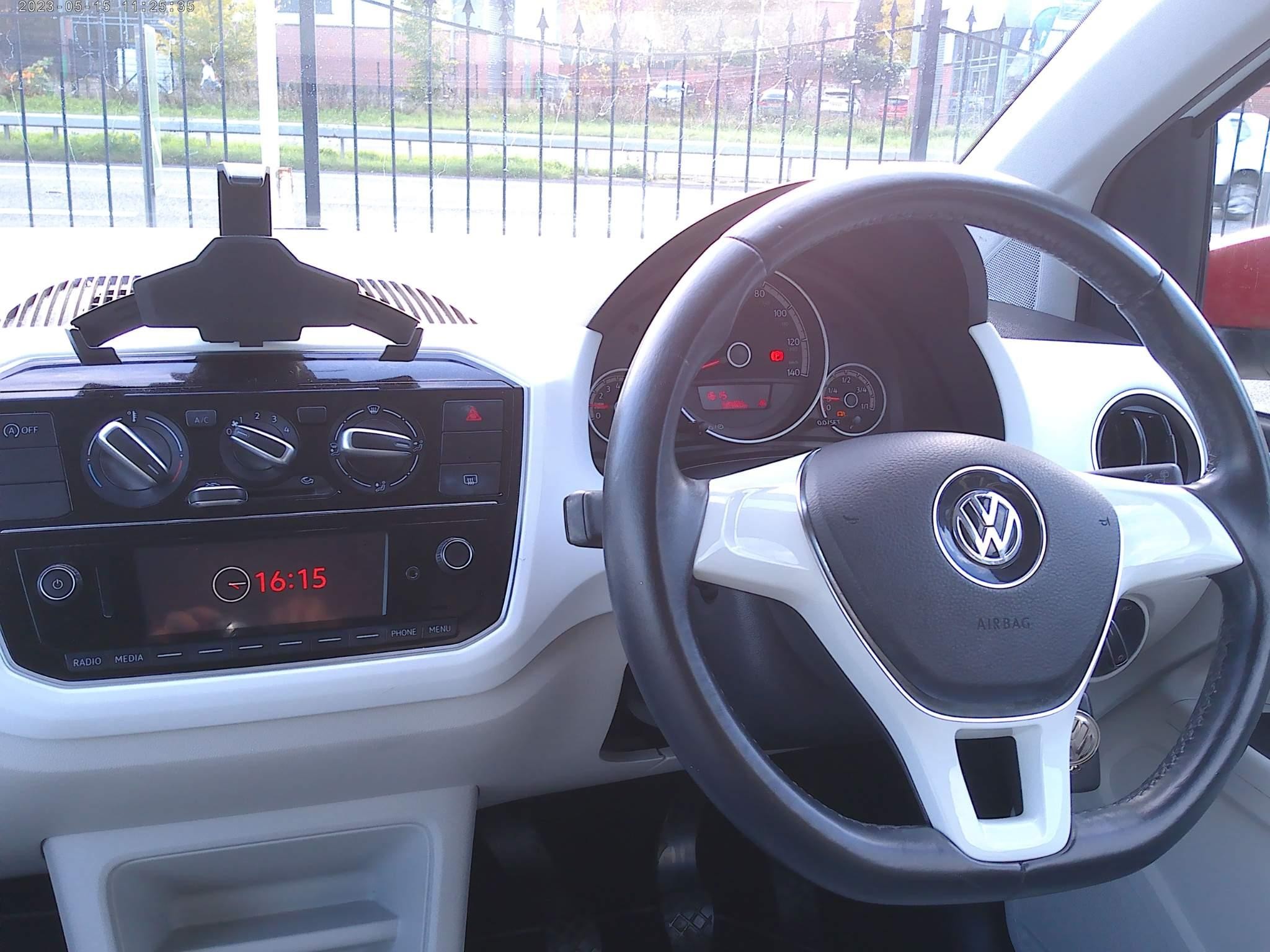 Volkswagen up! Image 18