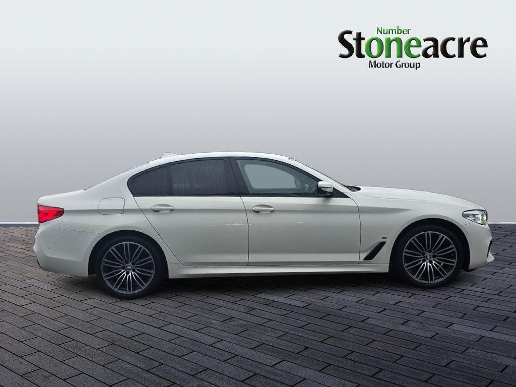 BMW 5 Series Image 2