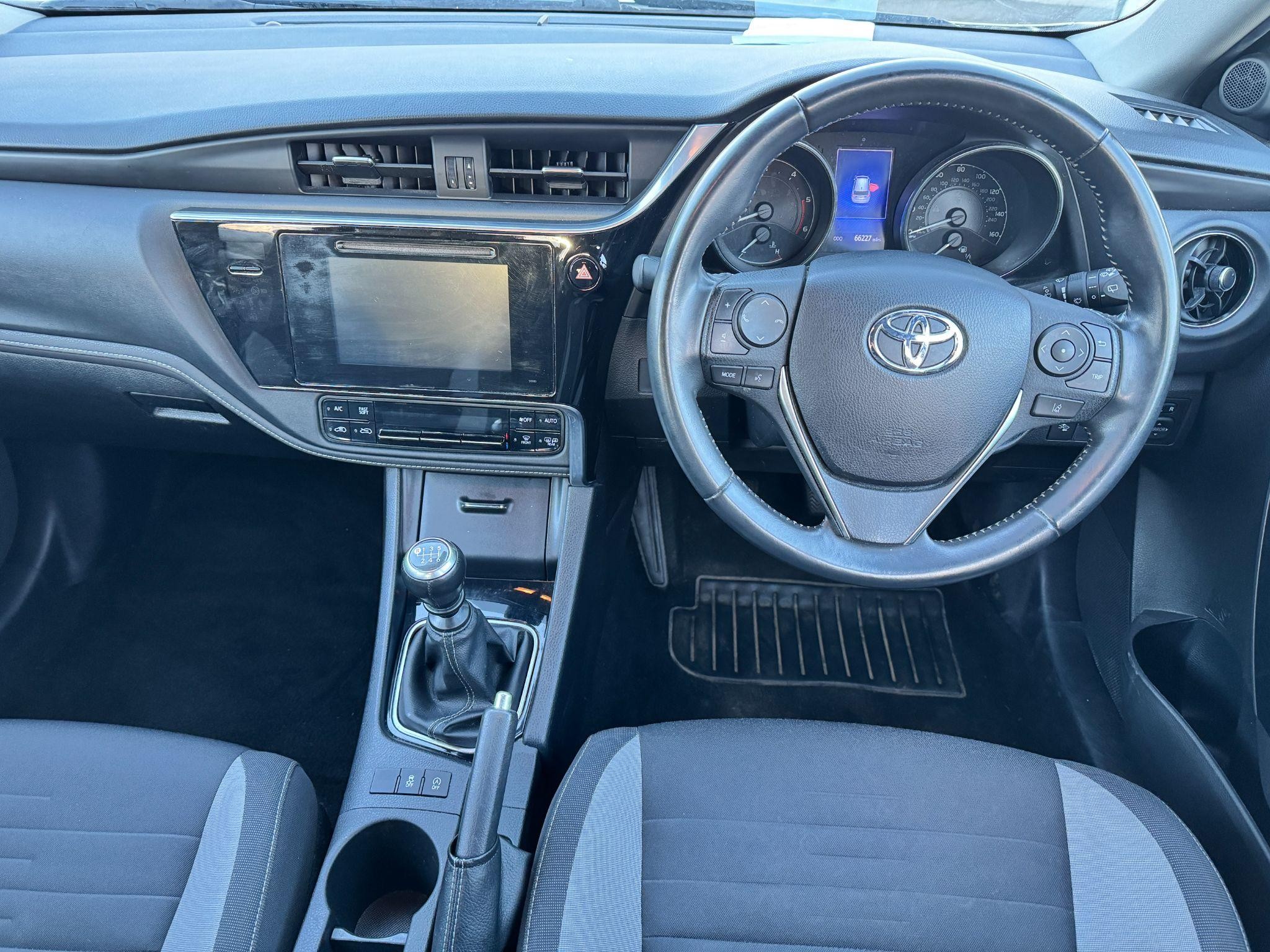 Toyota Auris Image 17