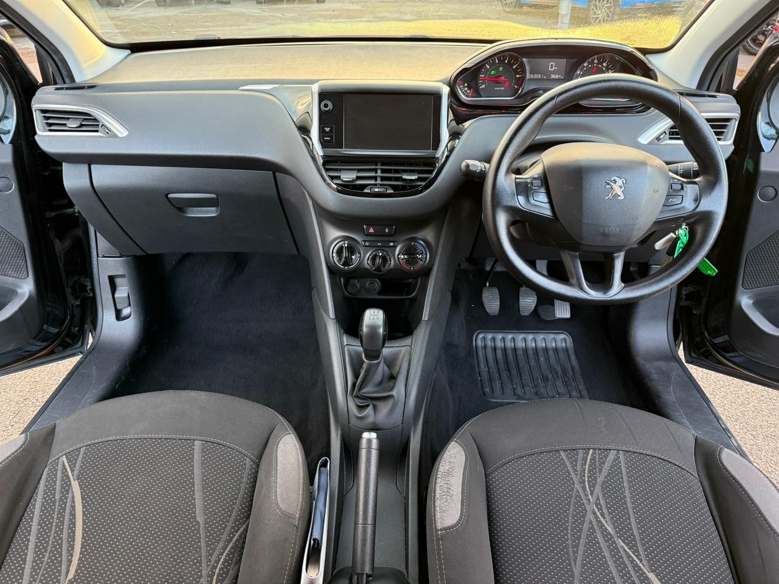 Peugeot 208 Image 12