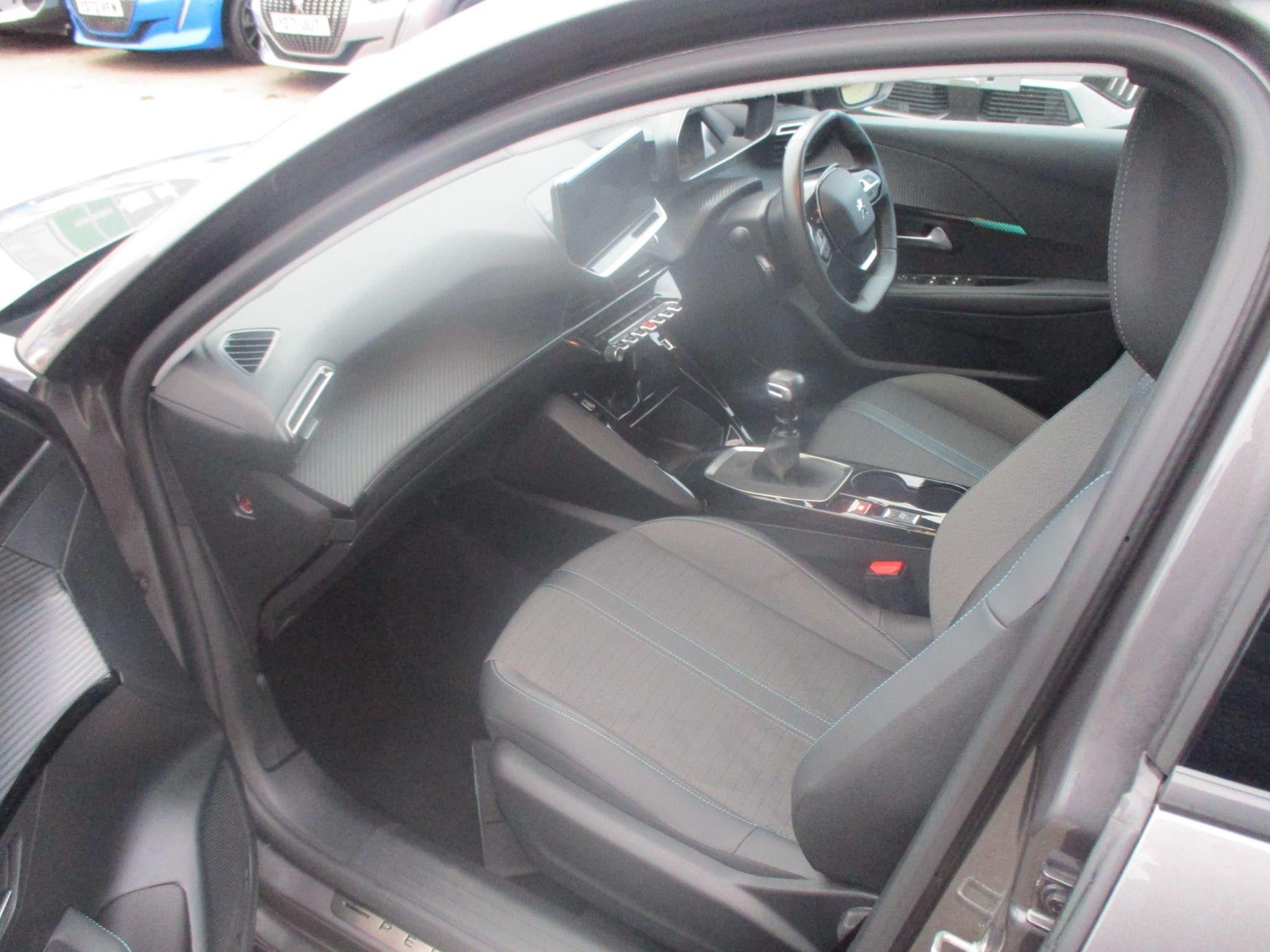 Peugeot 208 Image 12