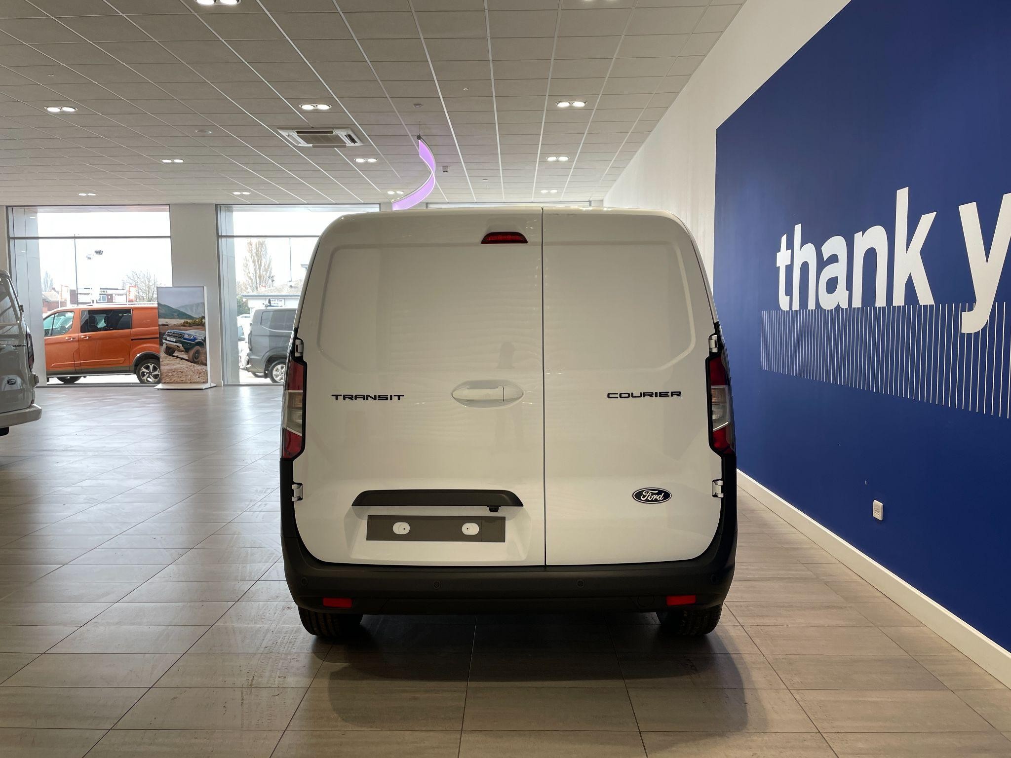 Ford Transit Courier Image 5