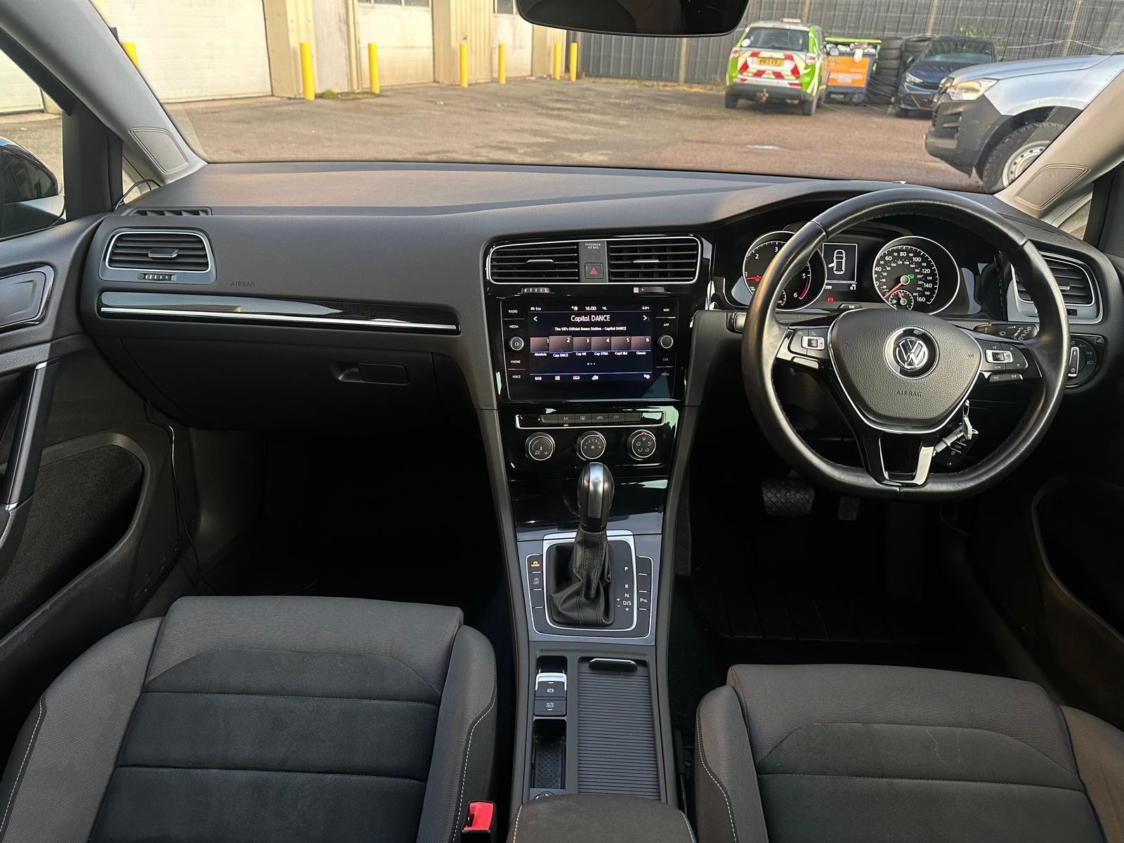 Volkswagen Golf Image 12