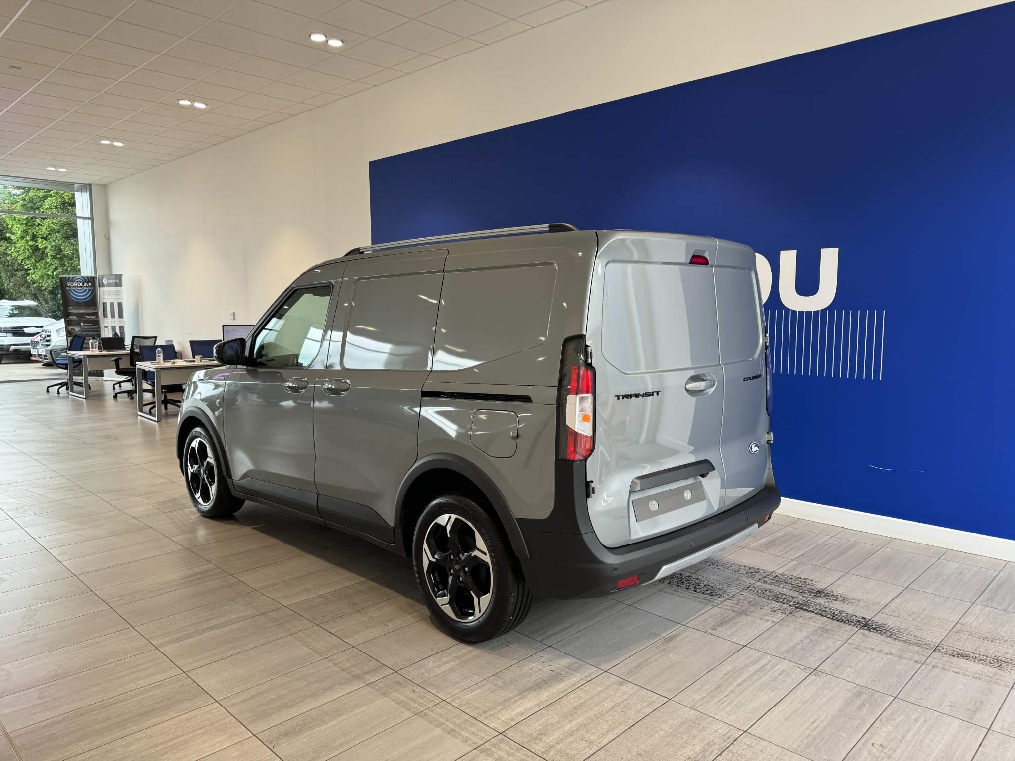 Ford Transit Courier Image 5