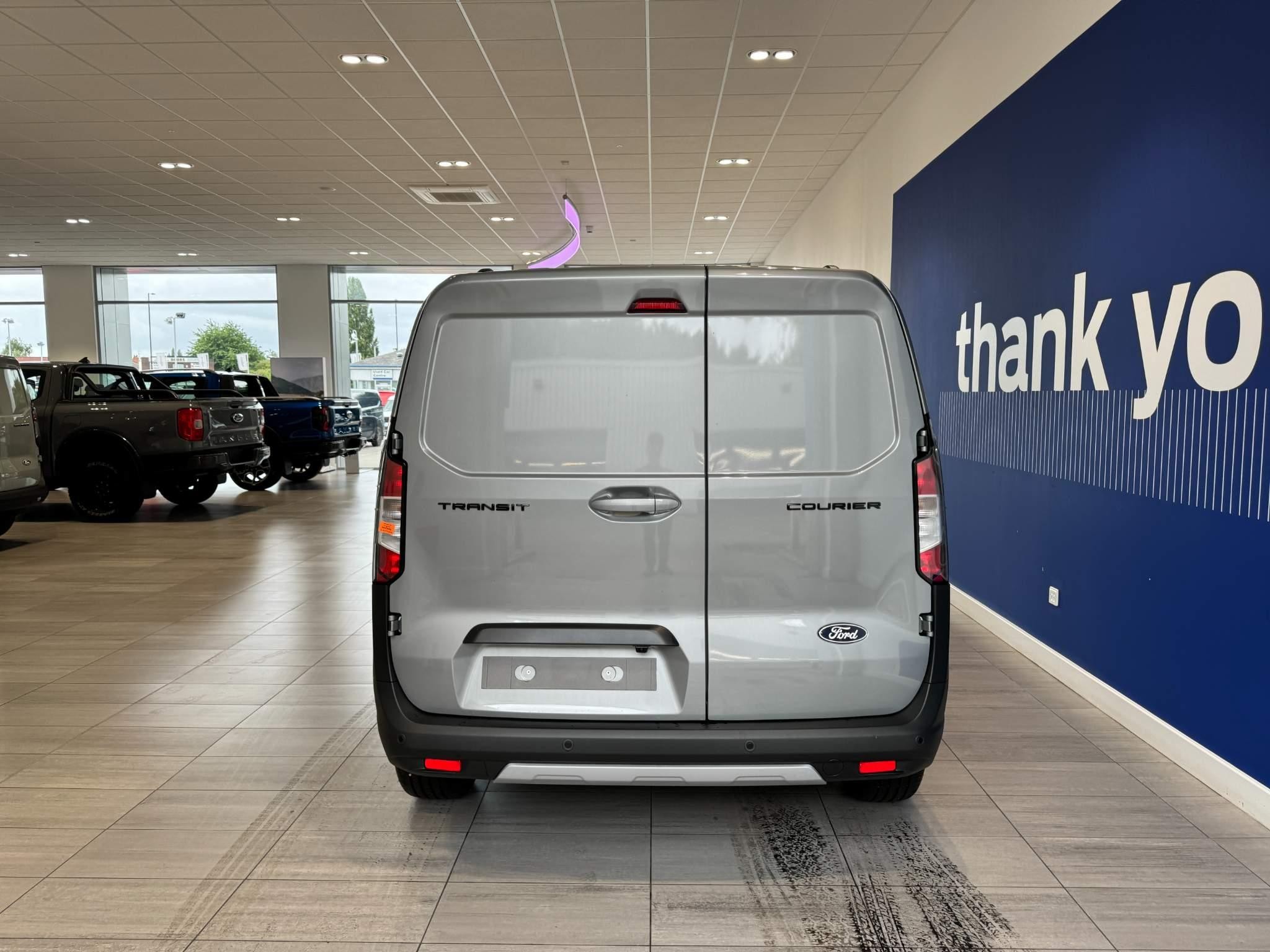 Ford Transit Courier Image 6