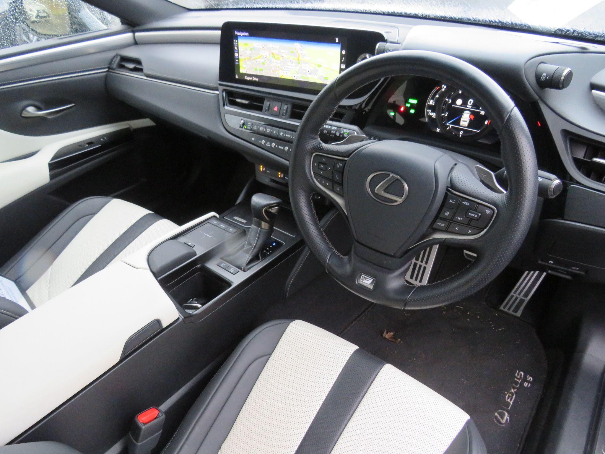 Lexus ES Image 13