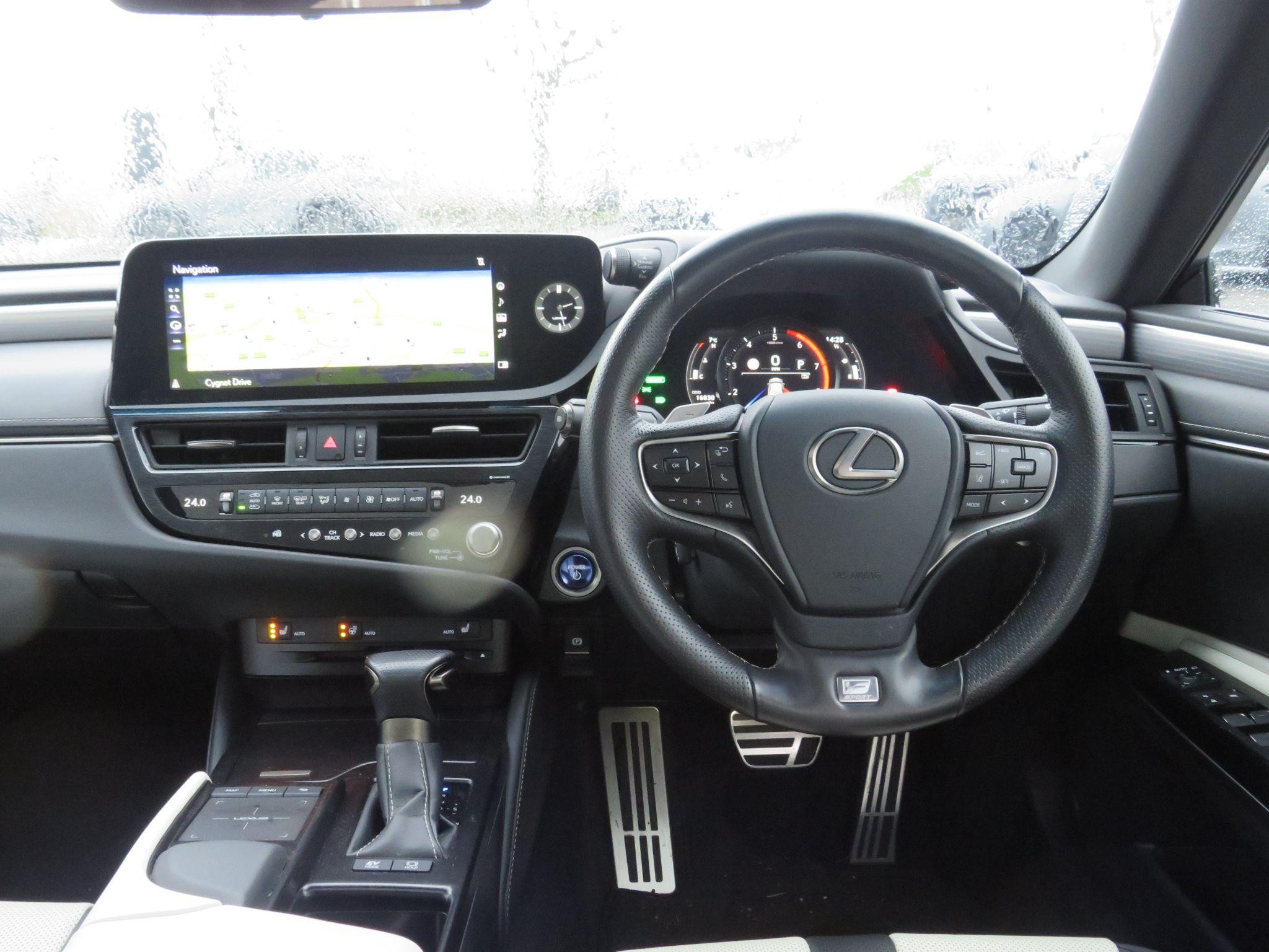 Lexus ES Image 14