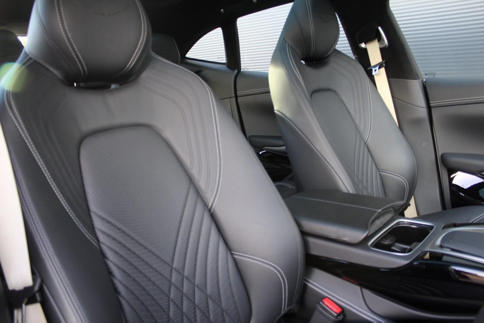 Aston Martin DBX Image 12