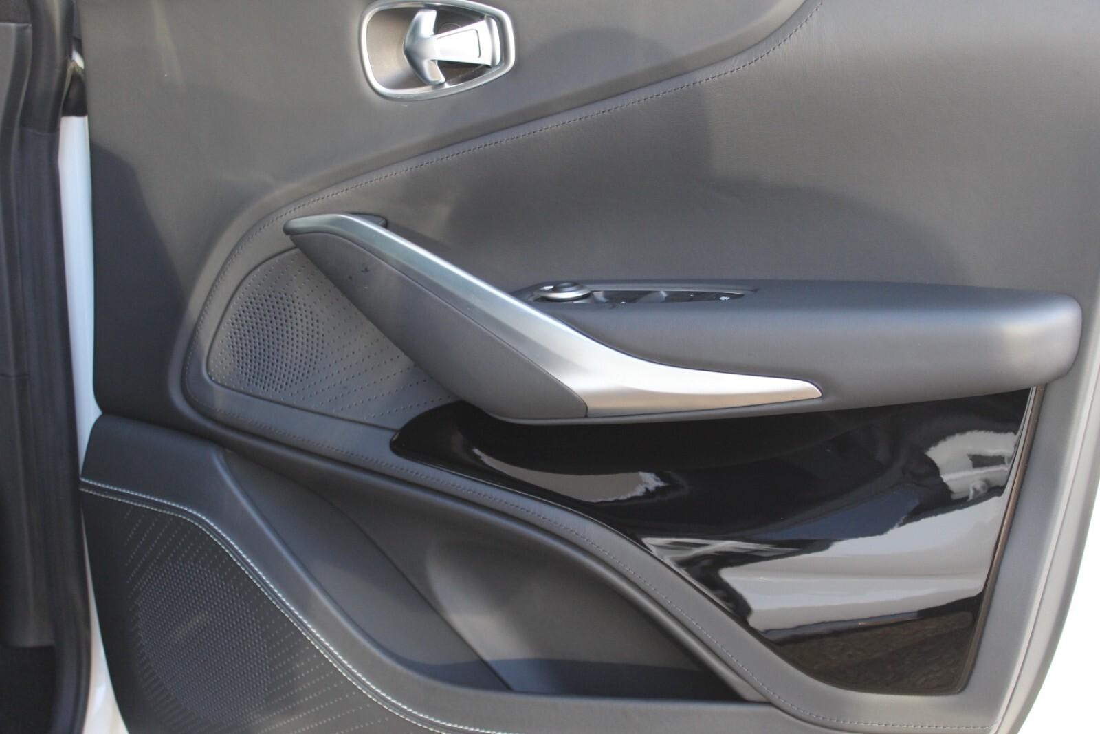 Aston Martin DBX Image 21
