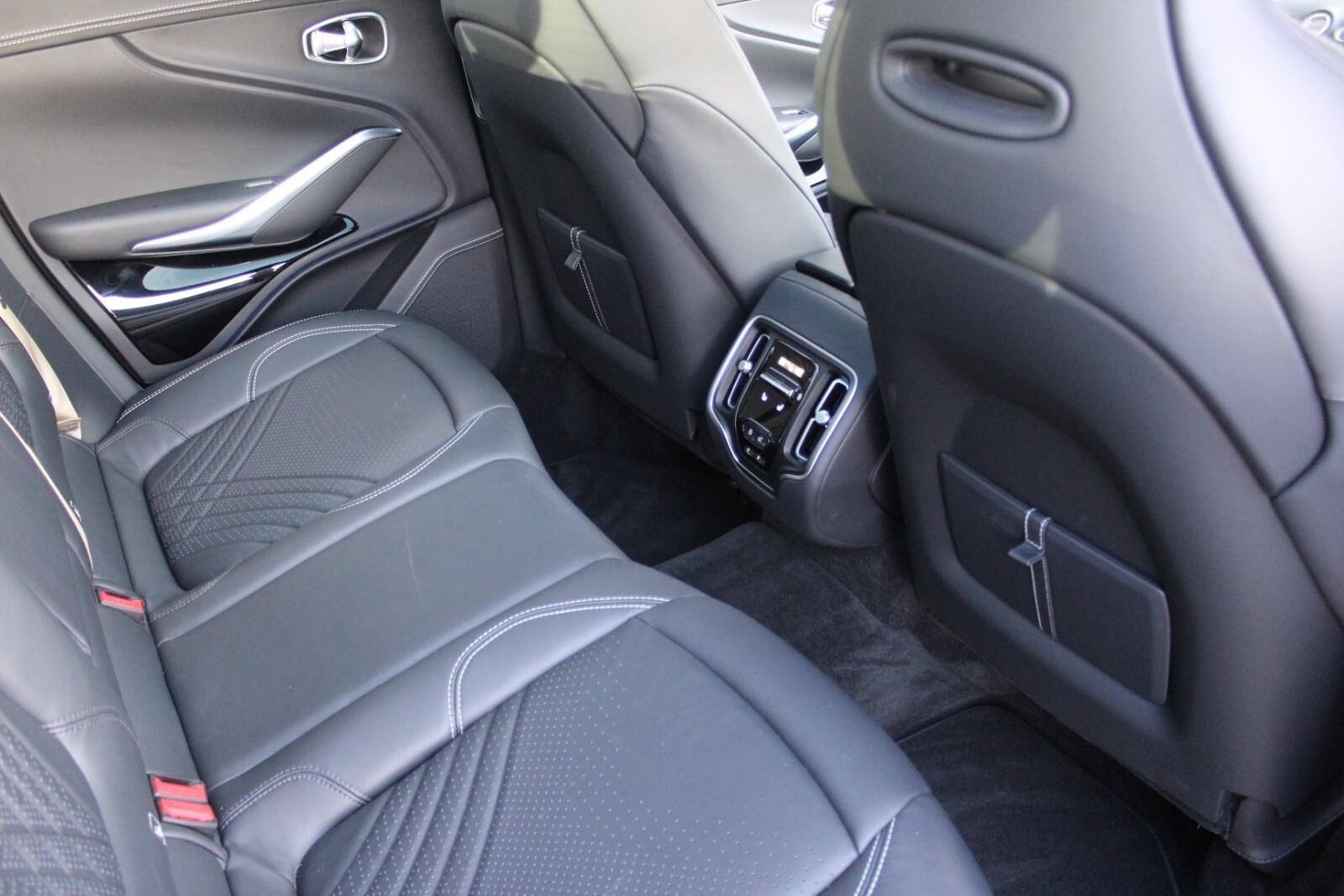 Aston Martin DBX Image 31