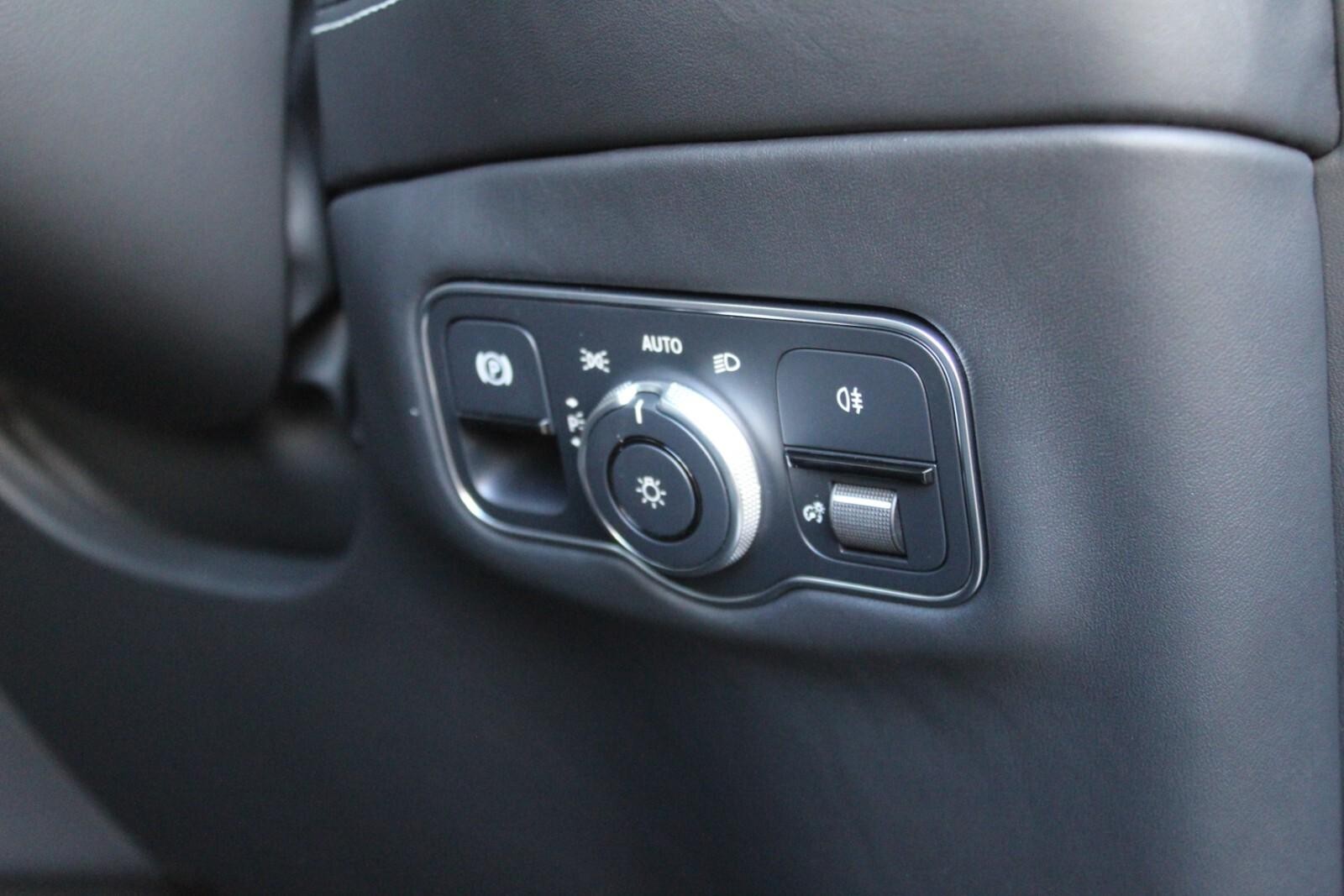 Aston Martin DBX Image 34