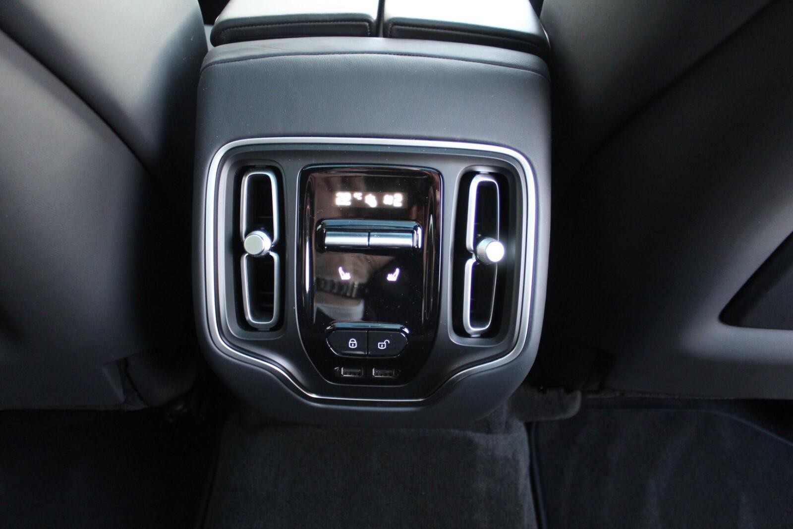 Aston Martin DBX Image 35