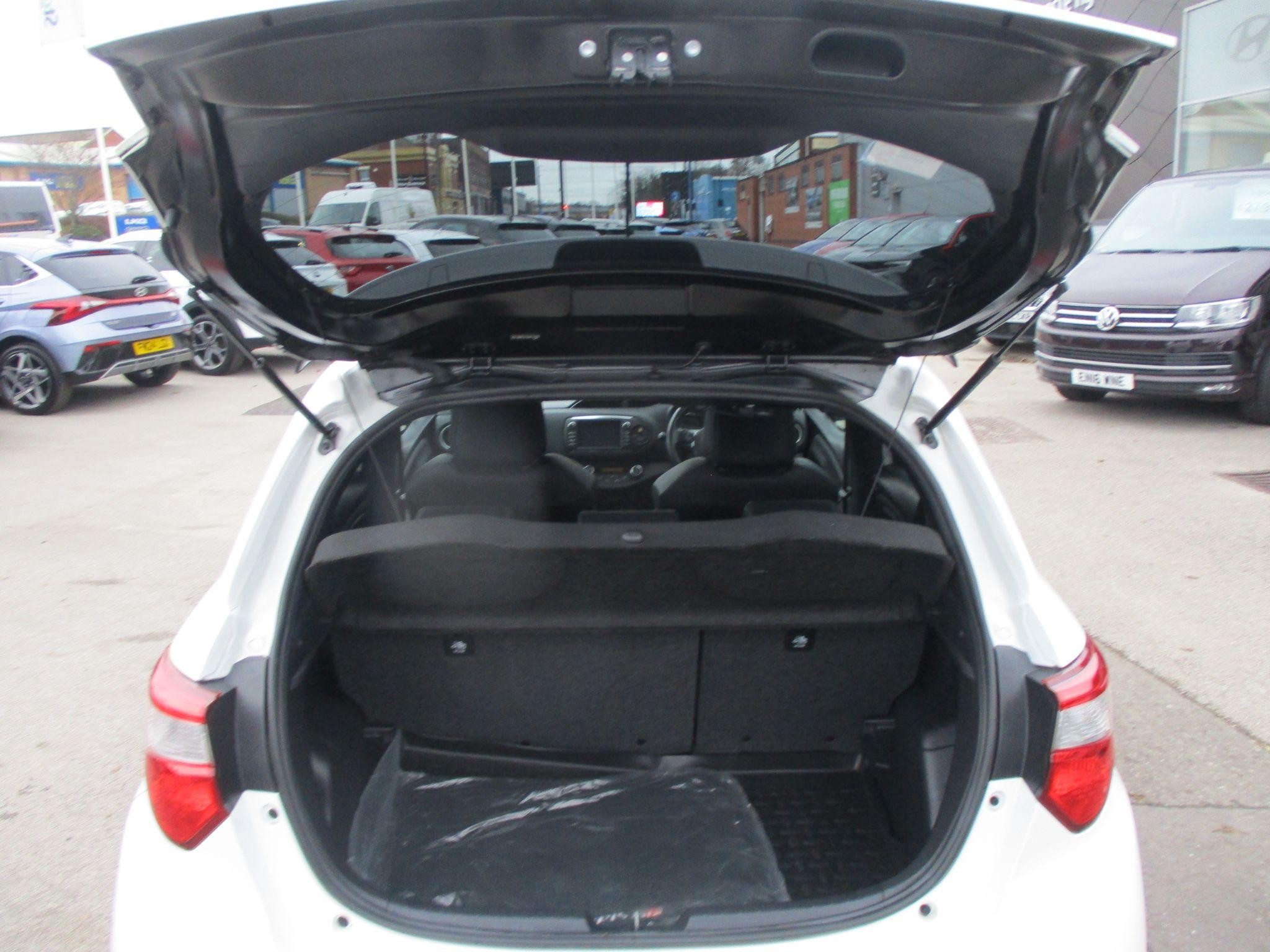 Toyota Yaris Image 12