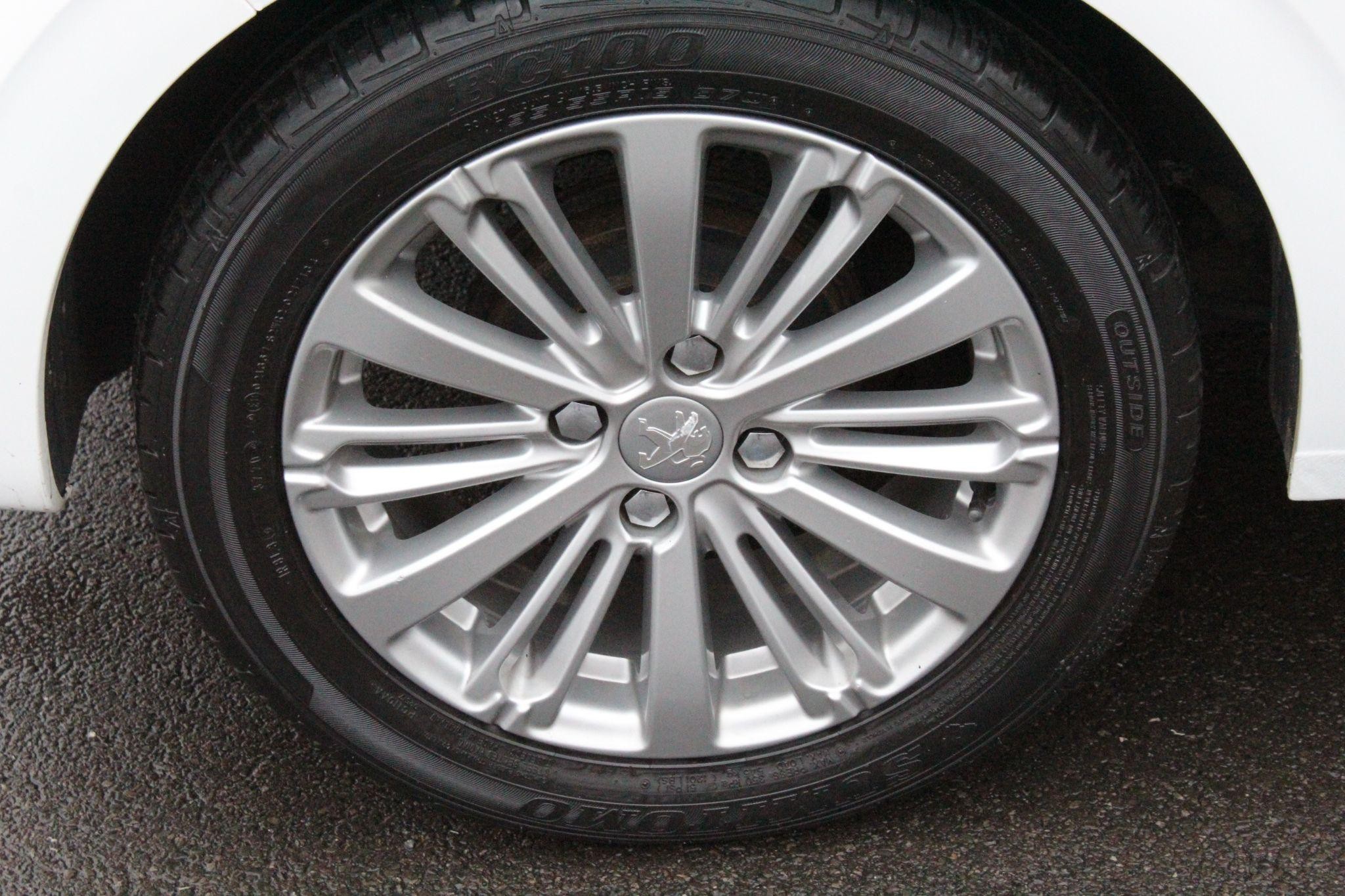 Peugeot 208 Image 9